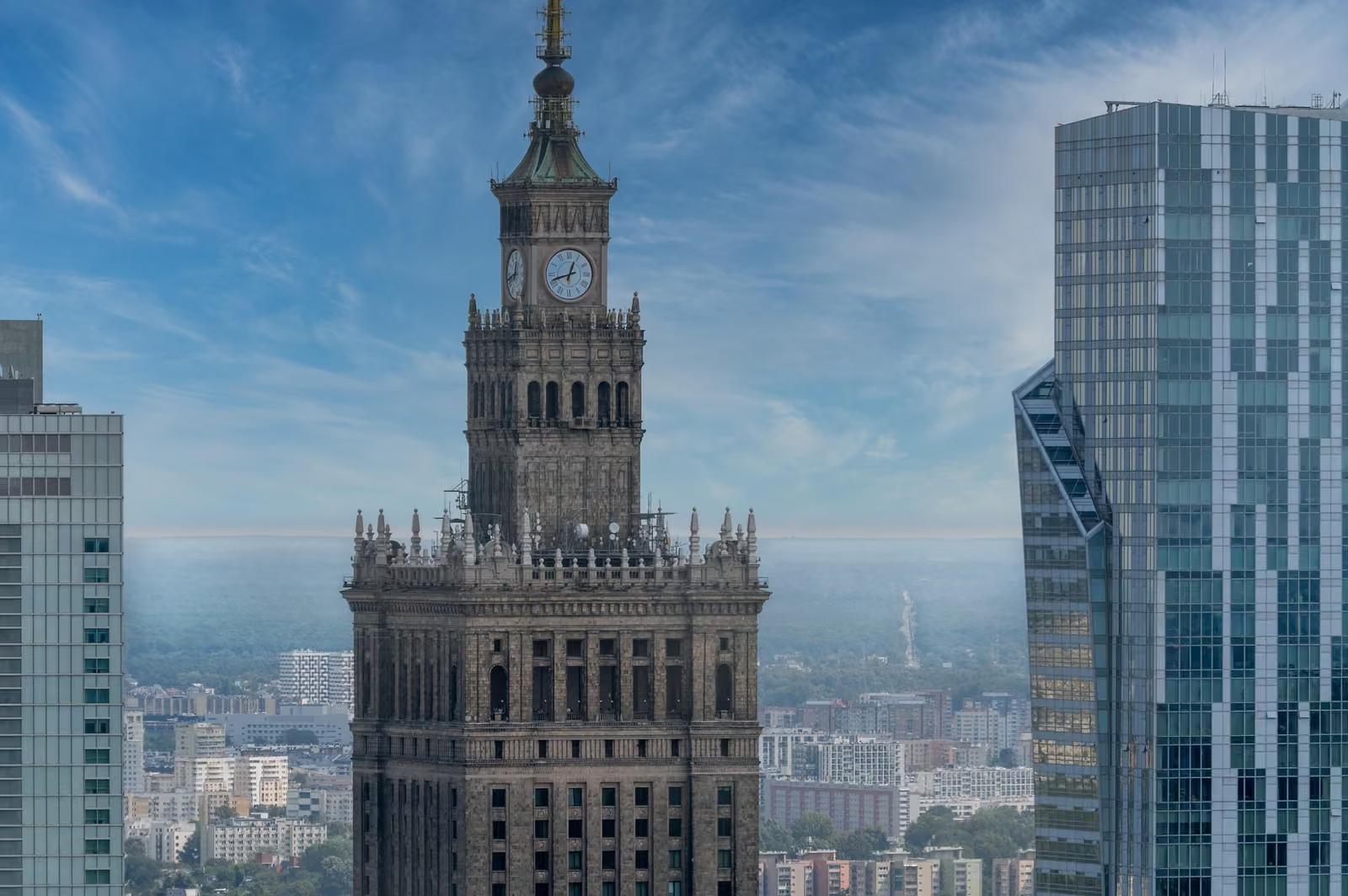 Pałac Kultury i Nauki w Warszawie wśród szklanych wieżowców