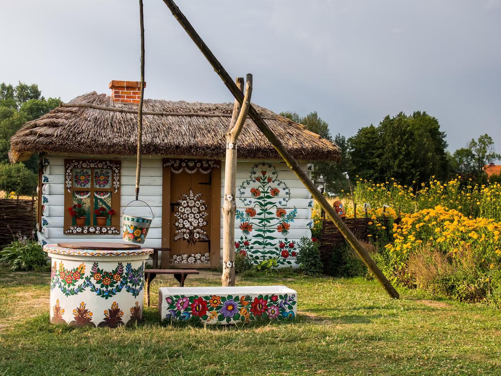 Malowana w kwiaty chata i studnia w Zalipiu