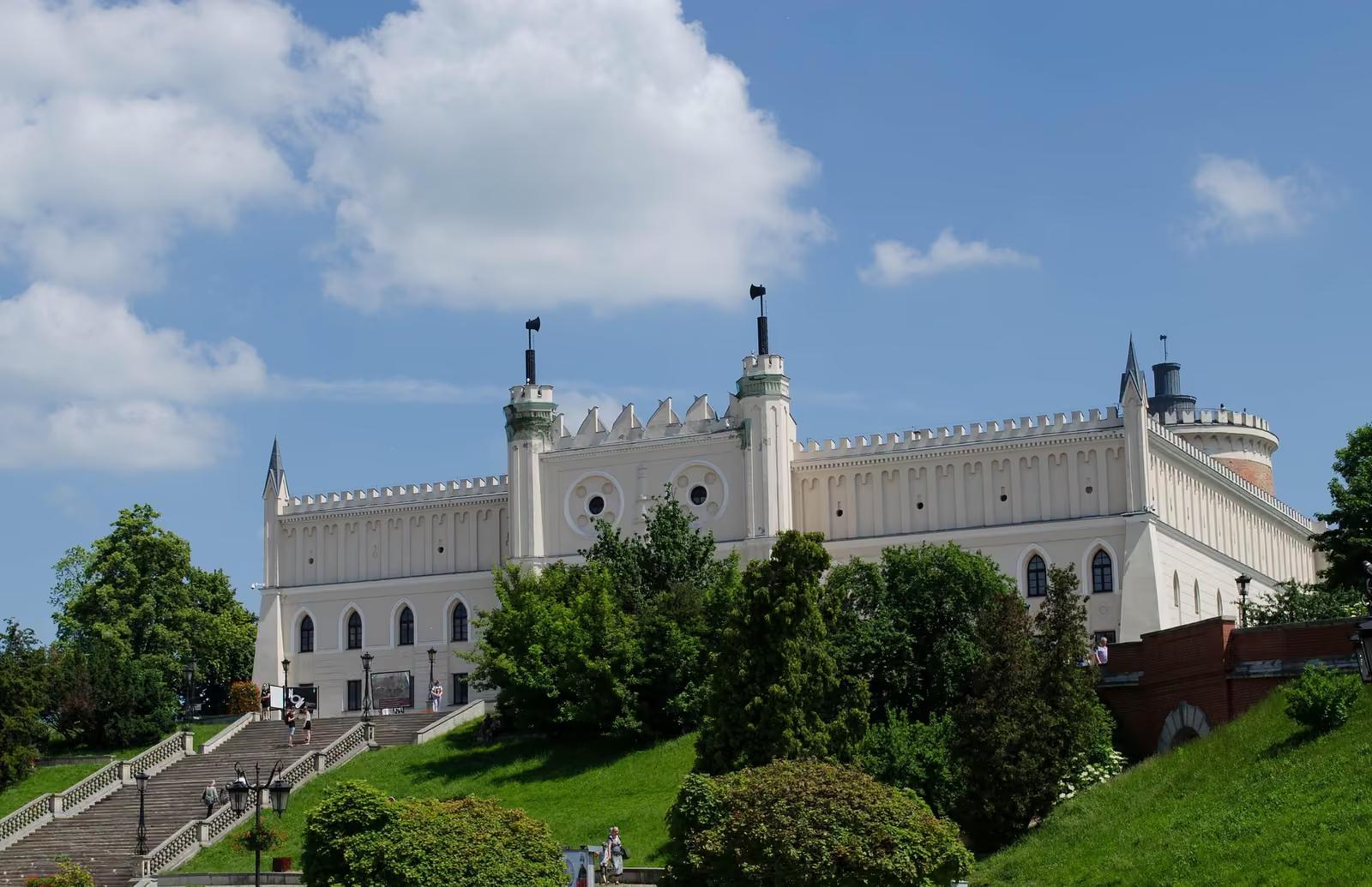 Zamek Lubelski z białymi murami i basztą