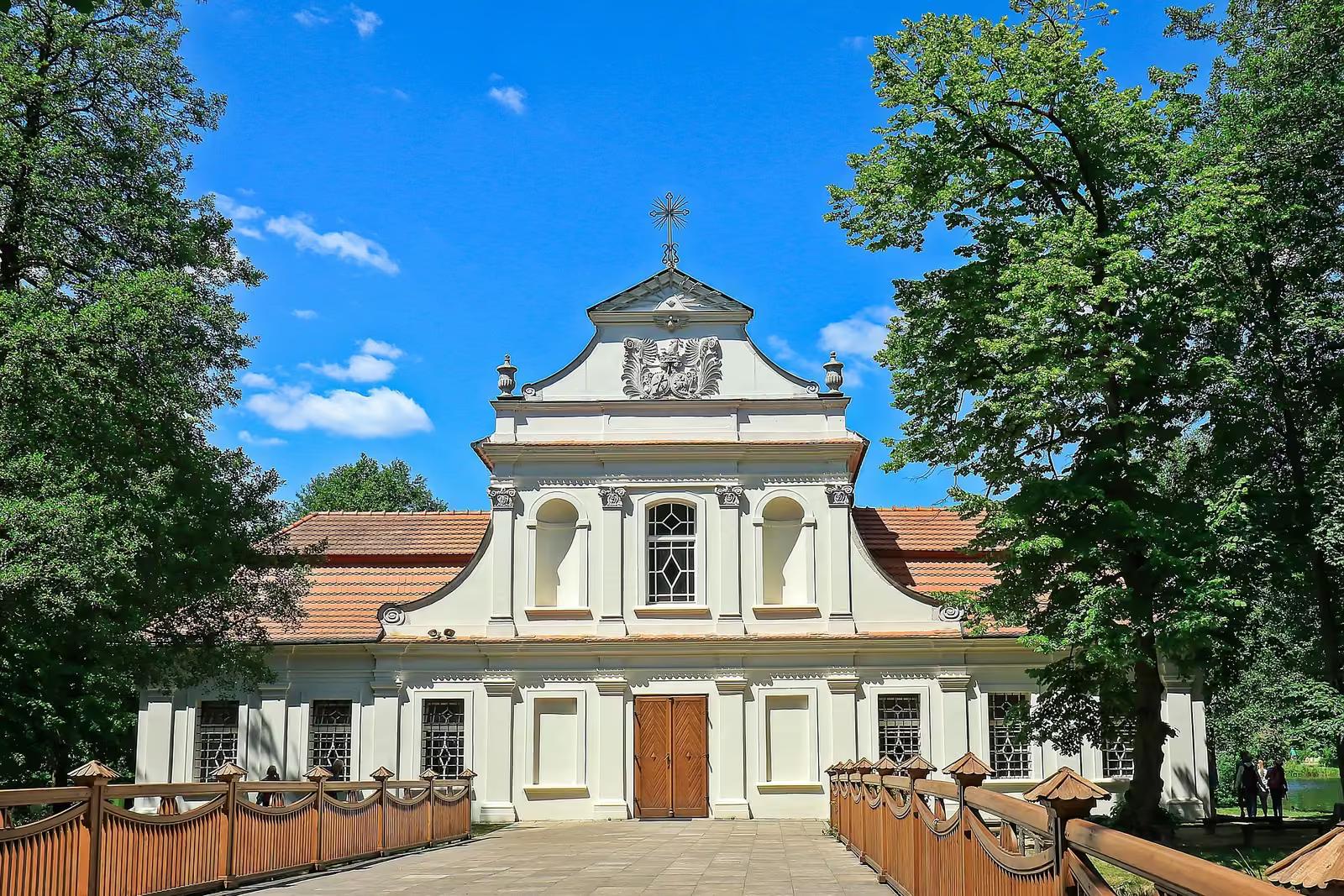 Kościółek na wodzie w Zwierzyńcu wśród drzew