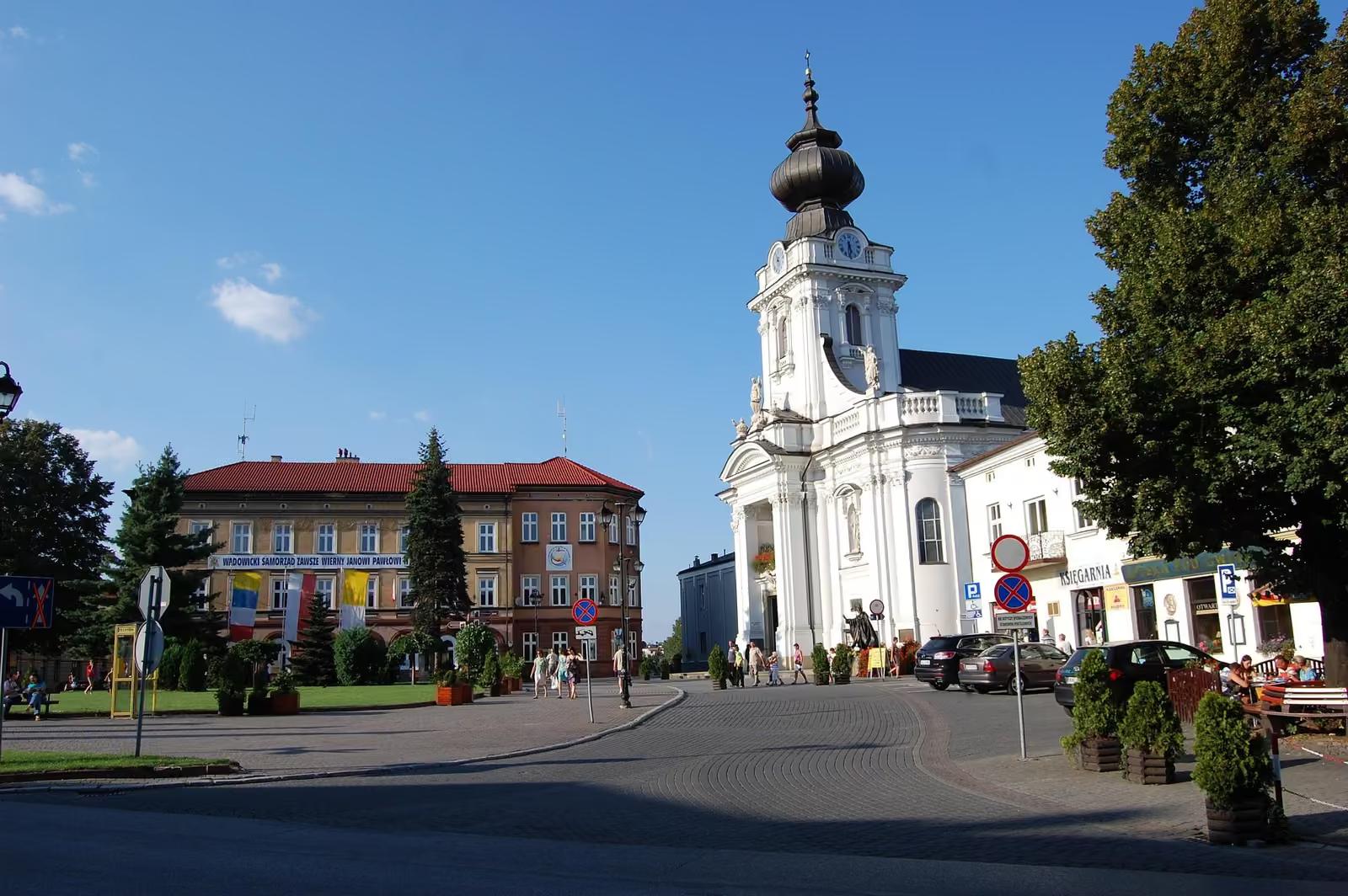 Rynek w Wadowicach z bazyliką i kamienicami