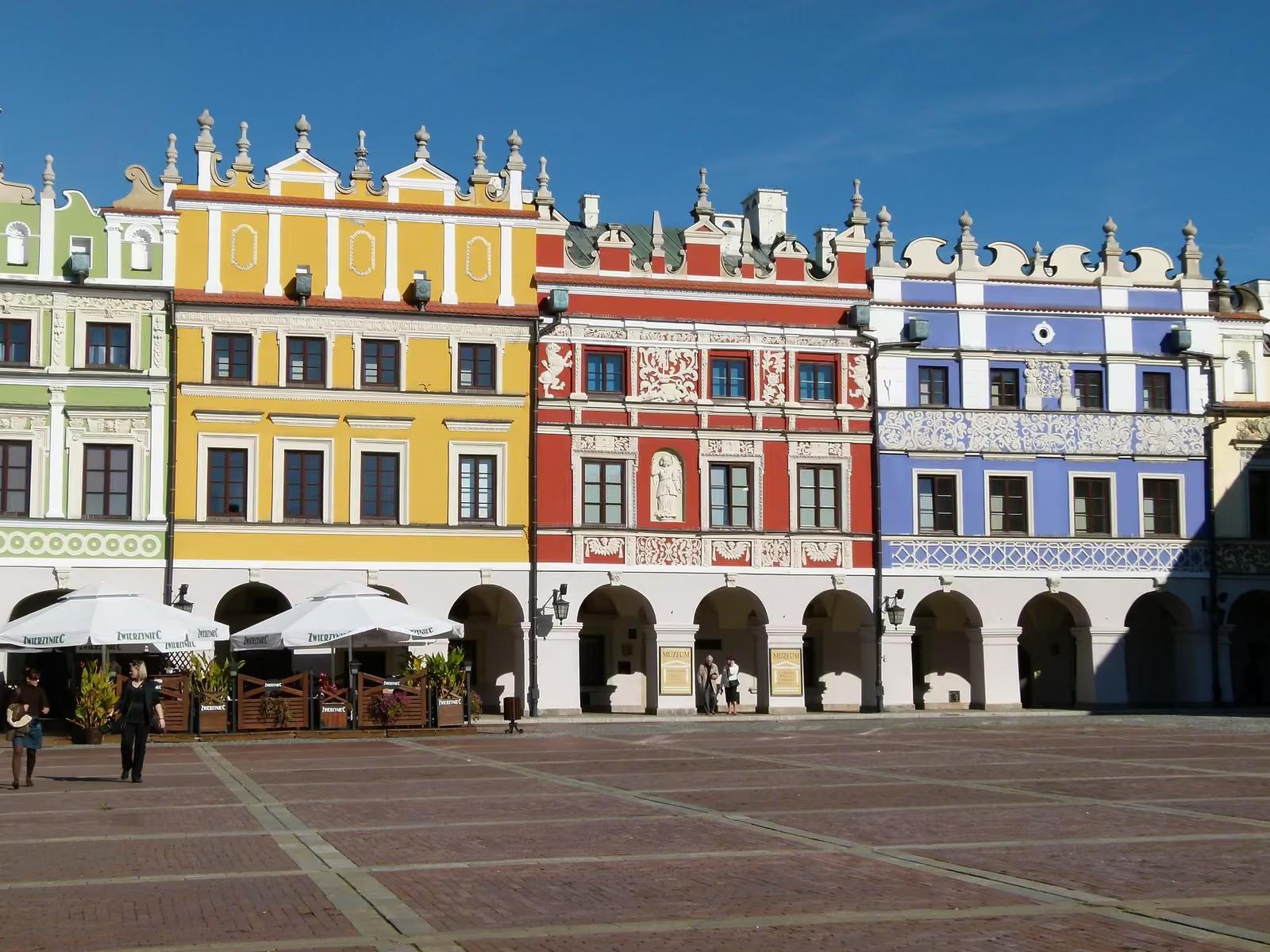 Kolorowe kamienice ormiańskie na Rynku Wielkim w Zamościu
