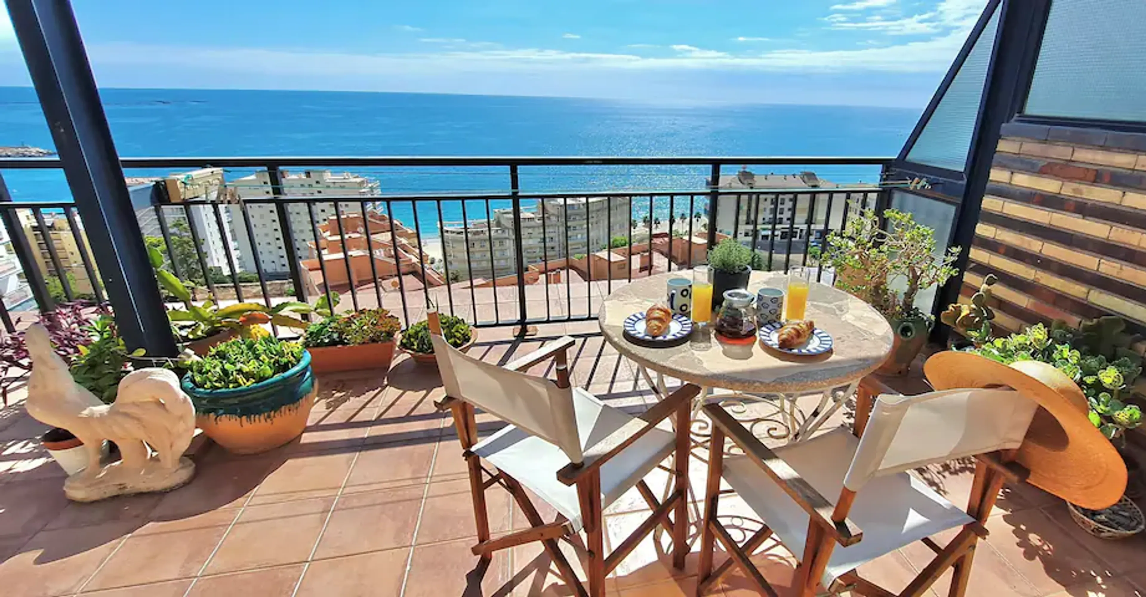 Balkongen dekket til frokost med utsikt mot havet