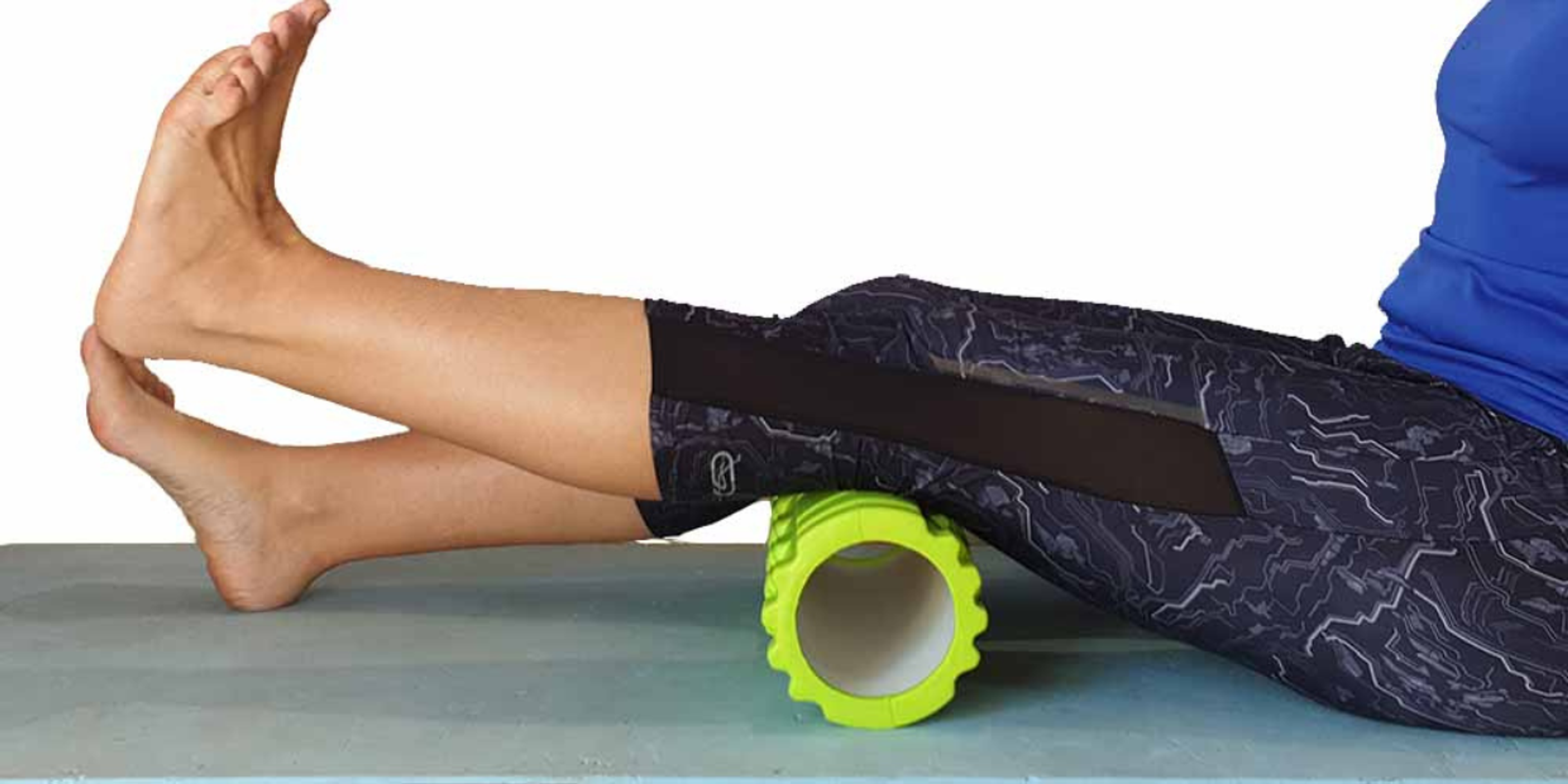 Durch das Handtuch bzw. die Schaumstoffrolle aktiviert diese Übung die Oberschenkelmuskulatur und erweitert den Bewegungsradius bei einem verstauchten und geschwollenen Knie.