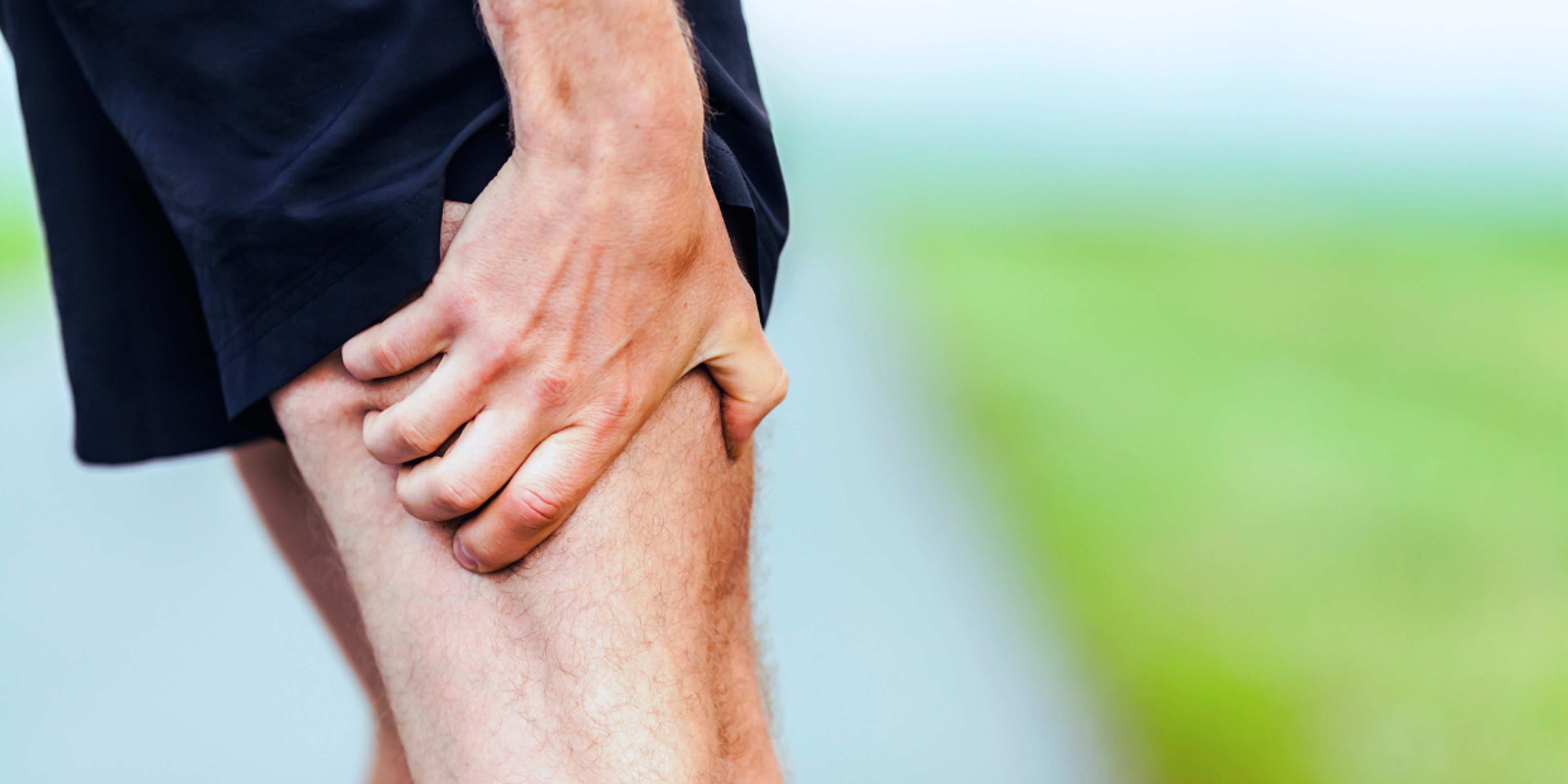 Läufer mit Schmerzen im Oberschenkel durch einen Muskelfaserriss