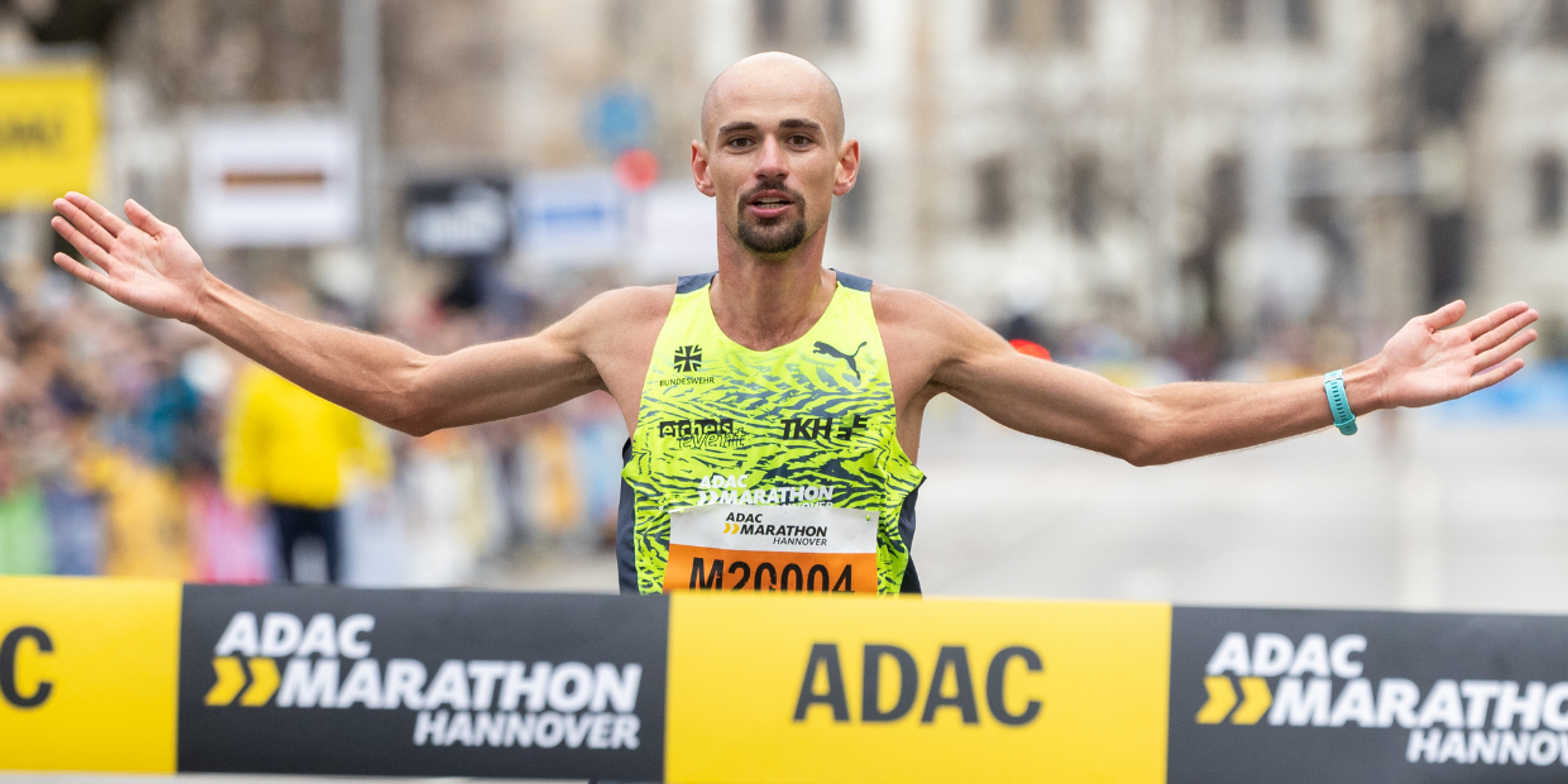 Hendrik Pfeiffer winning the Hannover Marathon 2023