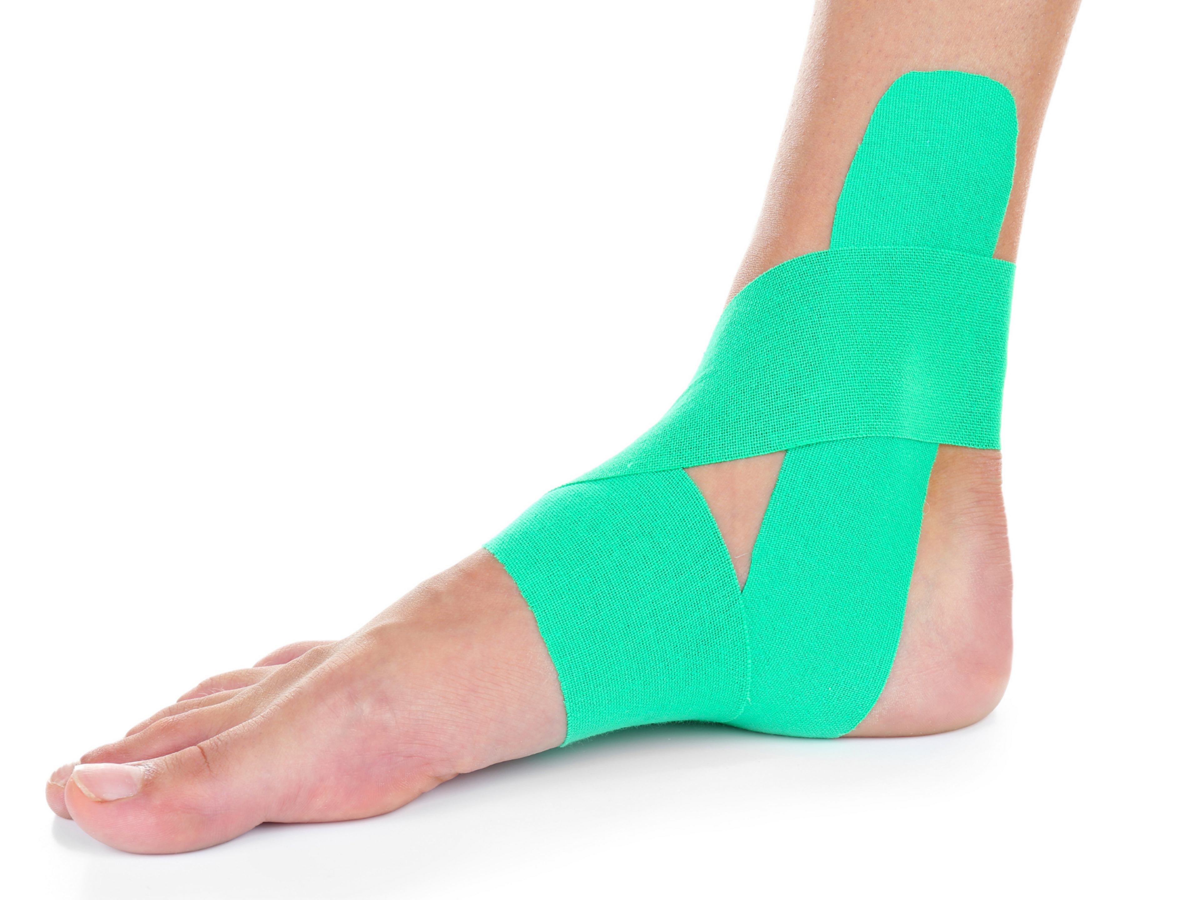 Deinen Fuß zu tapen kann helfen, die Schmerzen zu lindern So kannst du deine Plantarfasziitis auch zuhause behandeln. Das Bild zeigt eine Kinesio-Technik. Low-Dye-Techniken funktionieren jedoch eventuell besser.