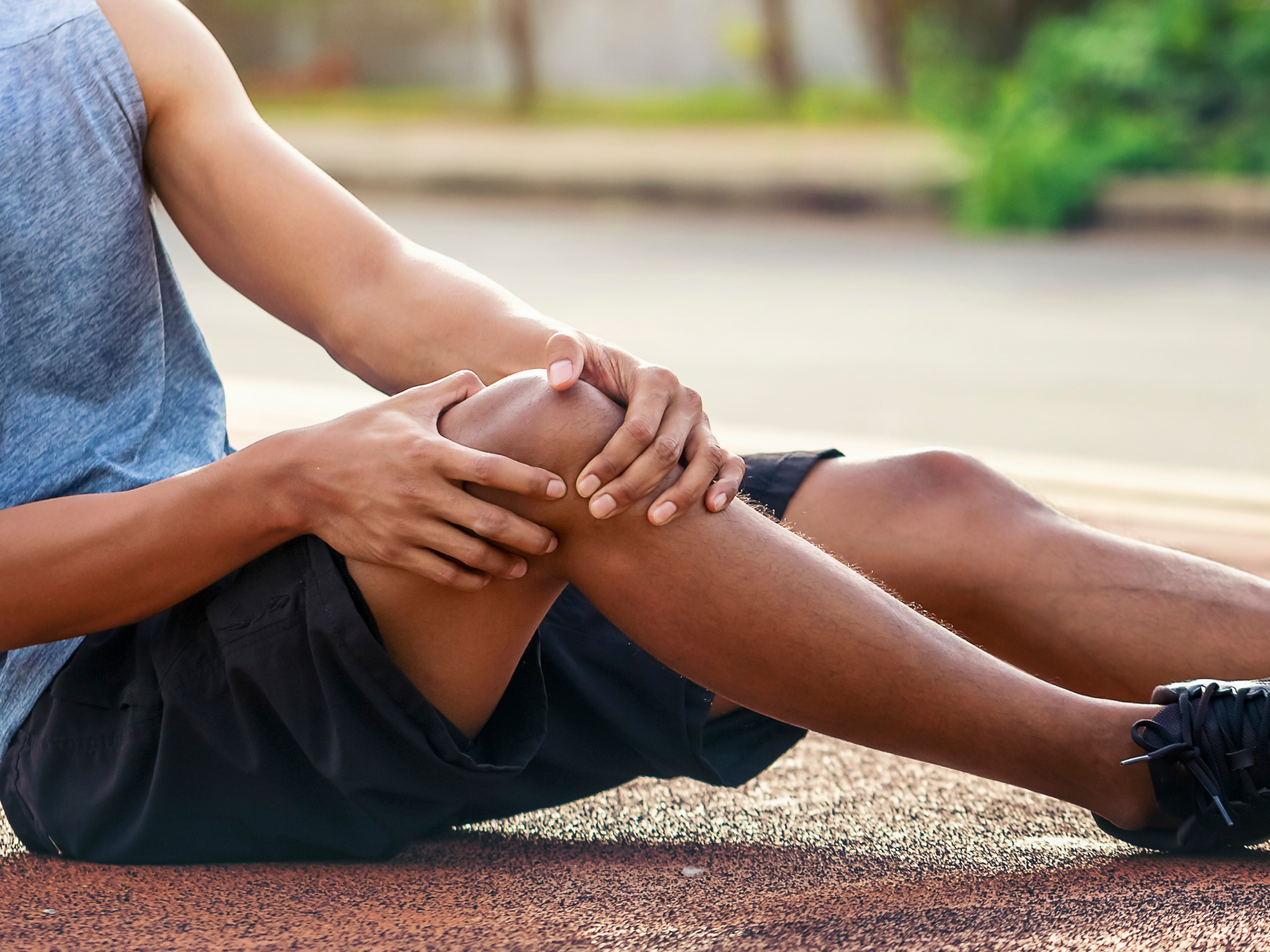 Man uses pain as a guide for patellar tendonitis rehab.