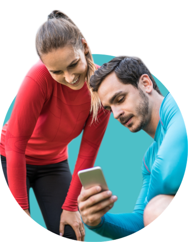 Hombre y mujer echando un vistazo a la aplicación Exakt Health