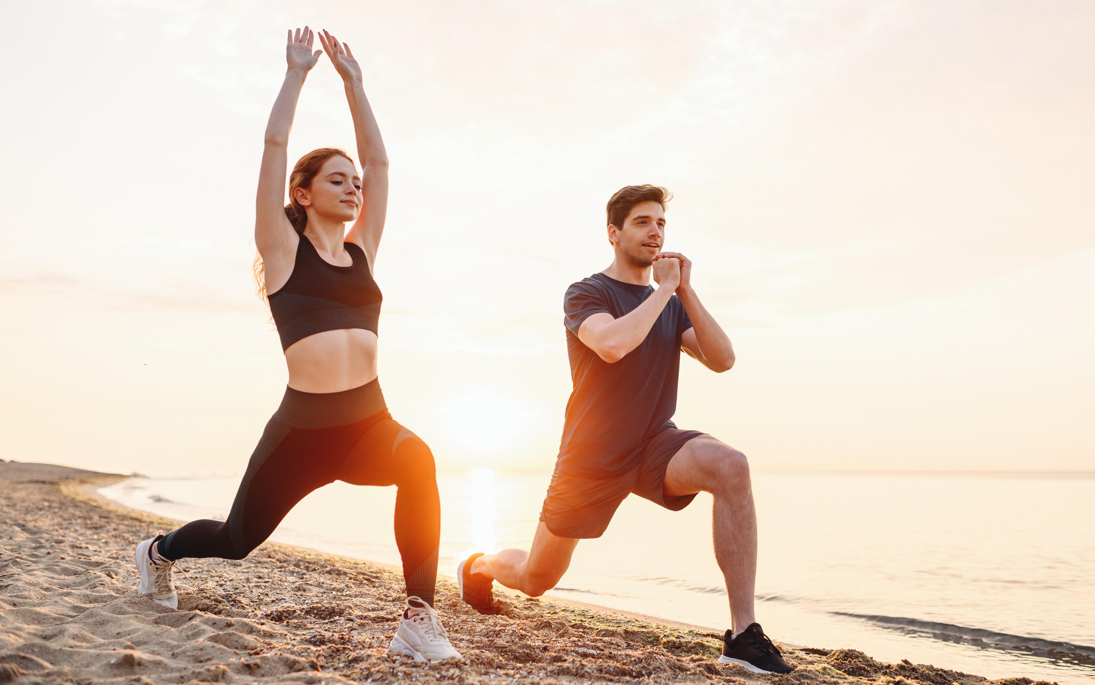  Männlicher und weiblicher Läufer beim Mobilitätstraining in der Exakt Health App