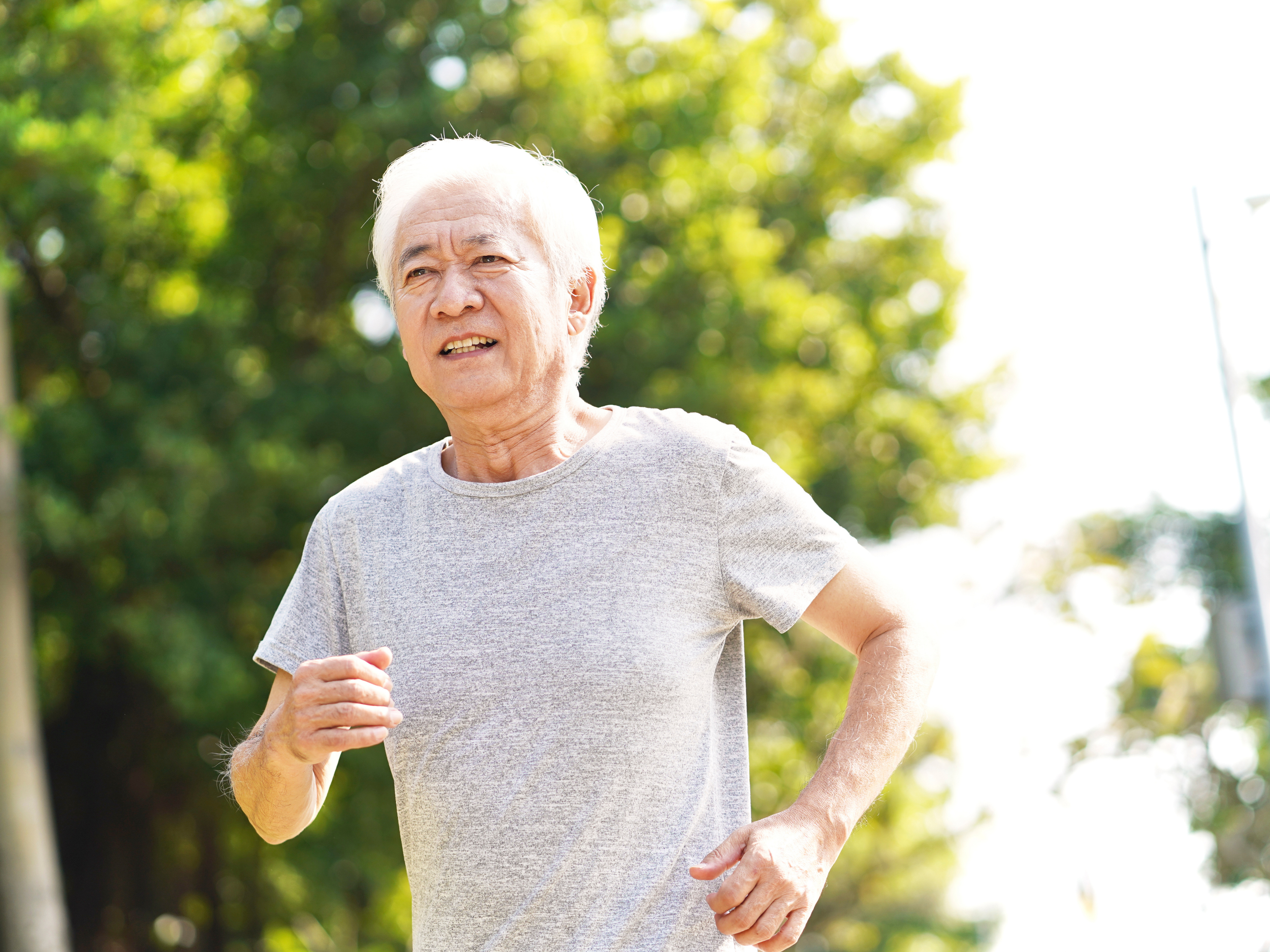 Old man runs to improve his tendon health and to prevent patellar tendonitis.