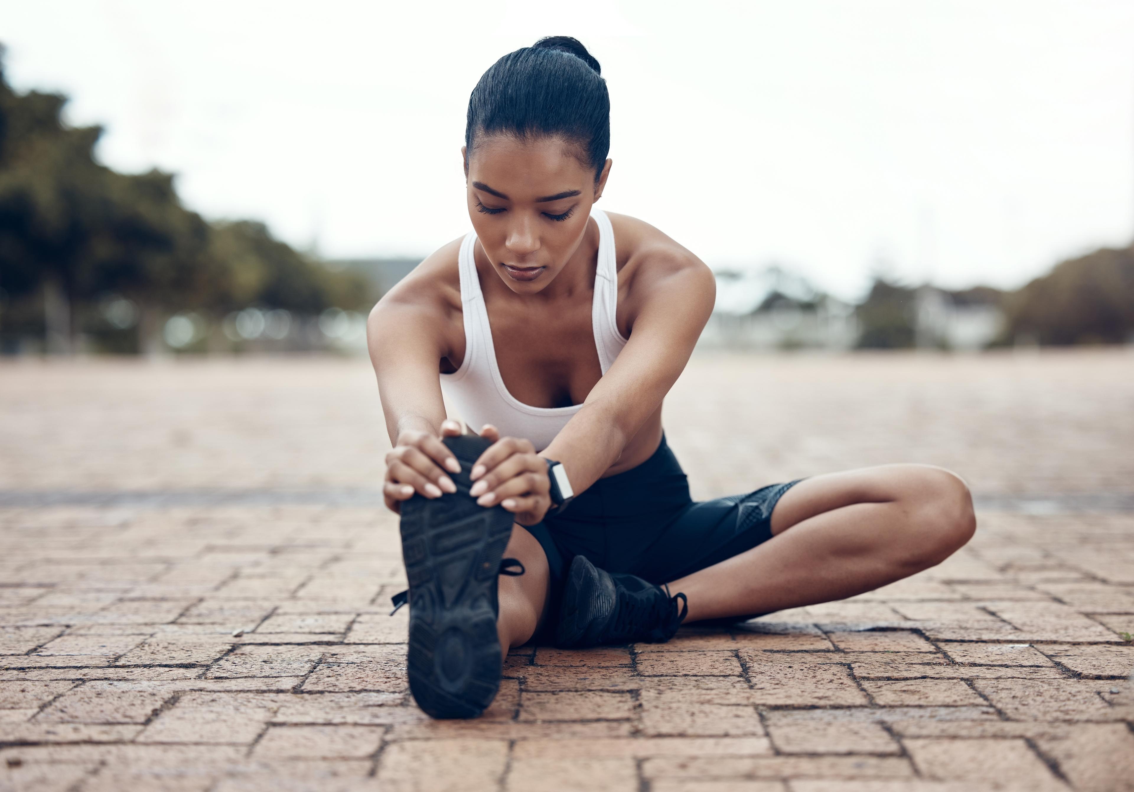 Un coureur débutant fait les exercices de mobilité dans l'application Exakt Health.