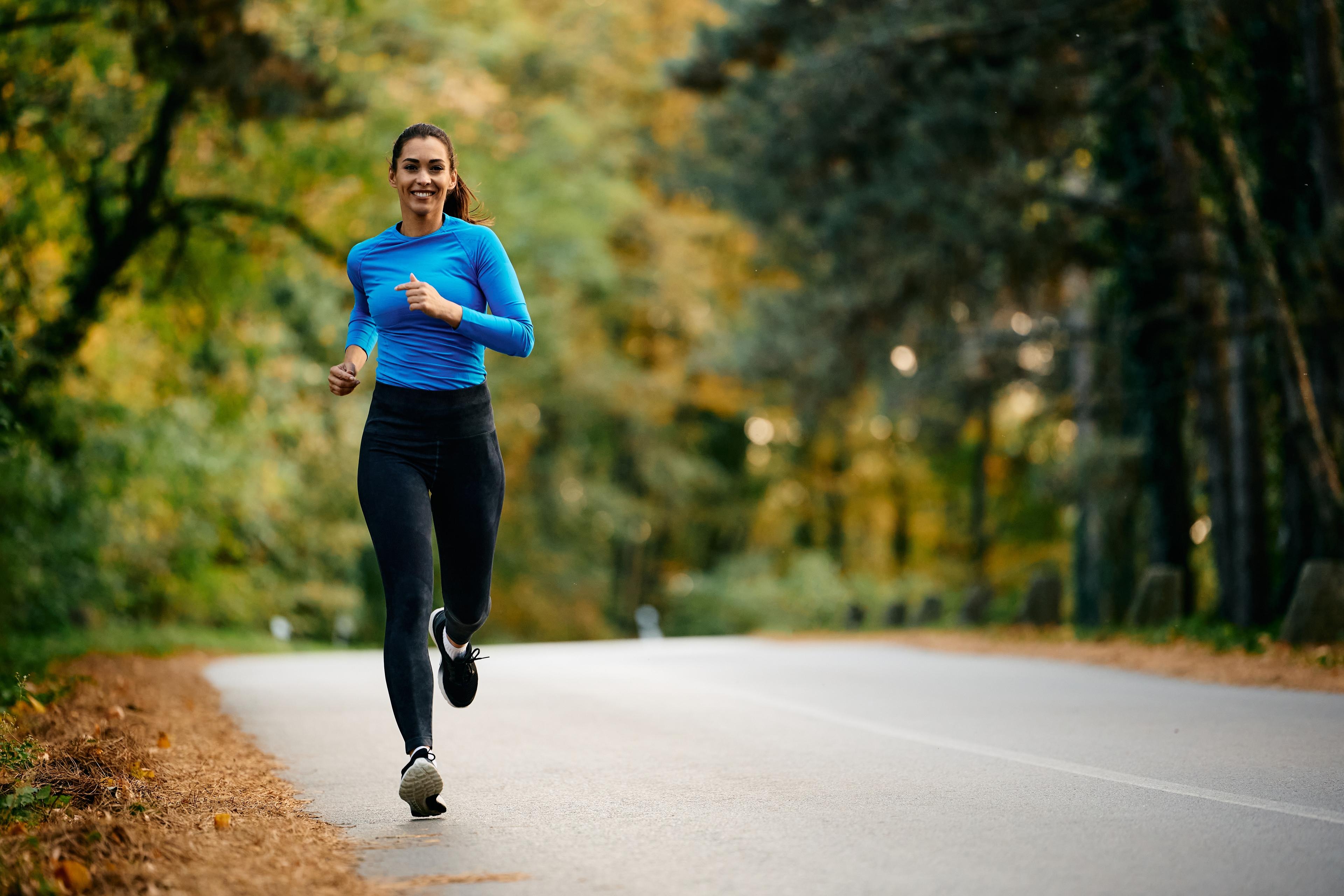 Mann beim Laufen Wiedereinstieg beginnt mit seinem Lauftraining nach Verletzung.