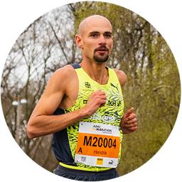 Hendrik Pfeiffer winning the Hannover Marathon 2022