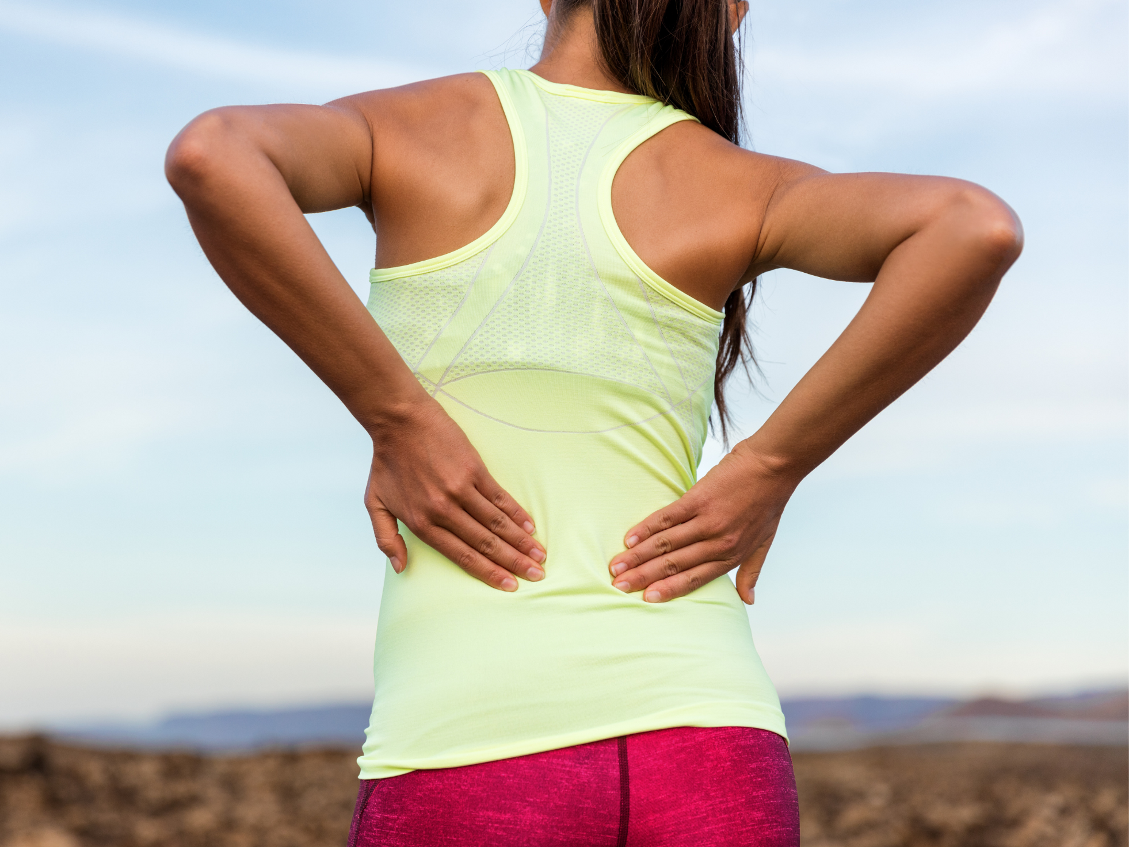 Schmerzen in deinem unteren Rücken können bin in den Fuß ausstrahlen. Bei einer Plantarfasziitis können sich die Symptome ähnlich anfühlen.