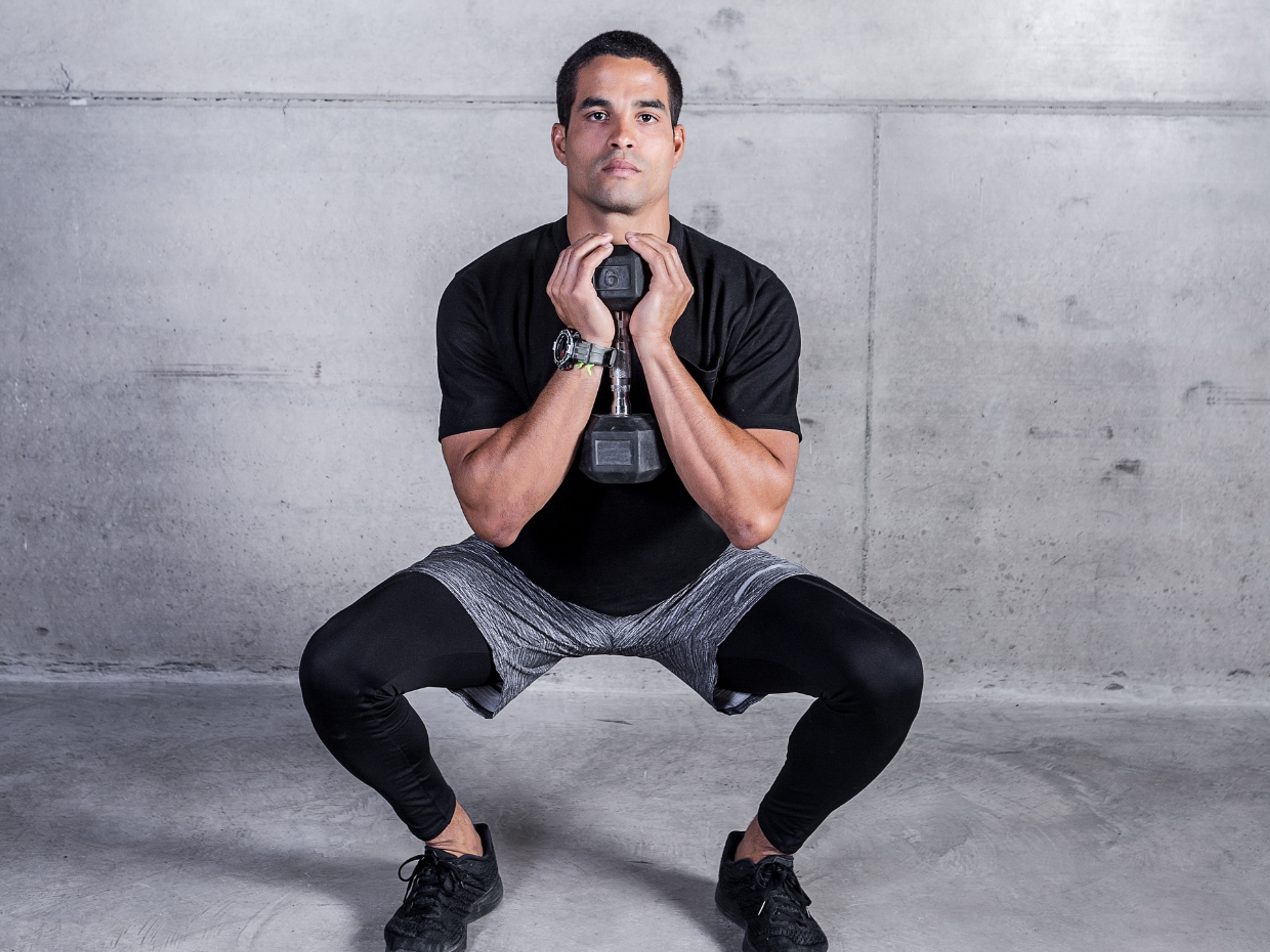 Faire des squats avec des poids augmente la charge sur votre fascia plantaire et aide à développer la force et le contrôle de vos jambes