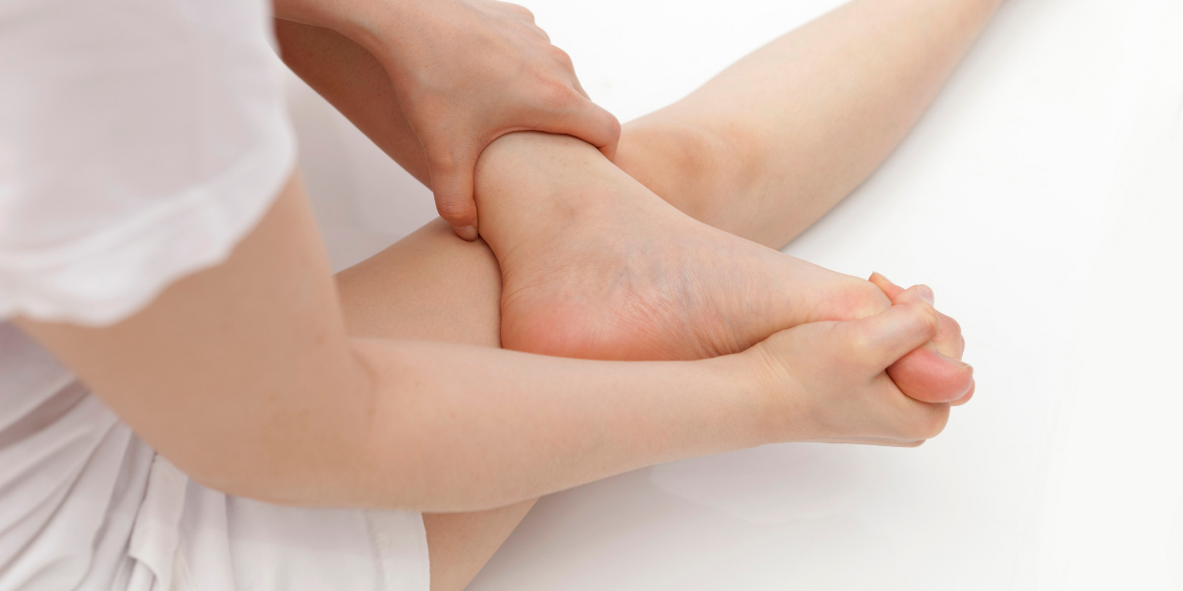 Si el tobillo lesionado sigue rígido, la movilización manual puede ayudar.