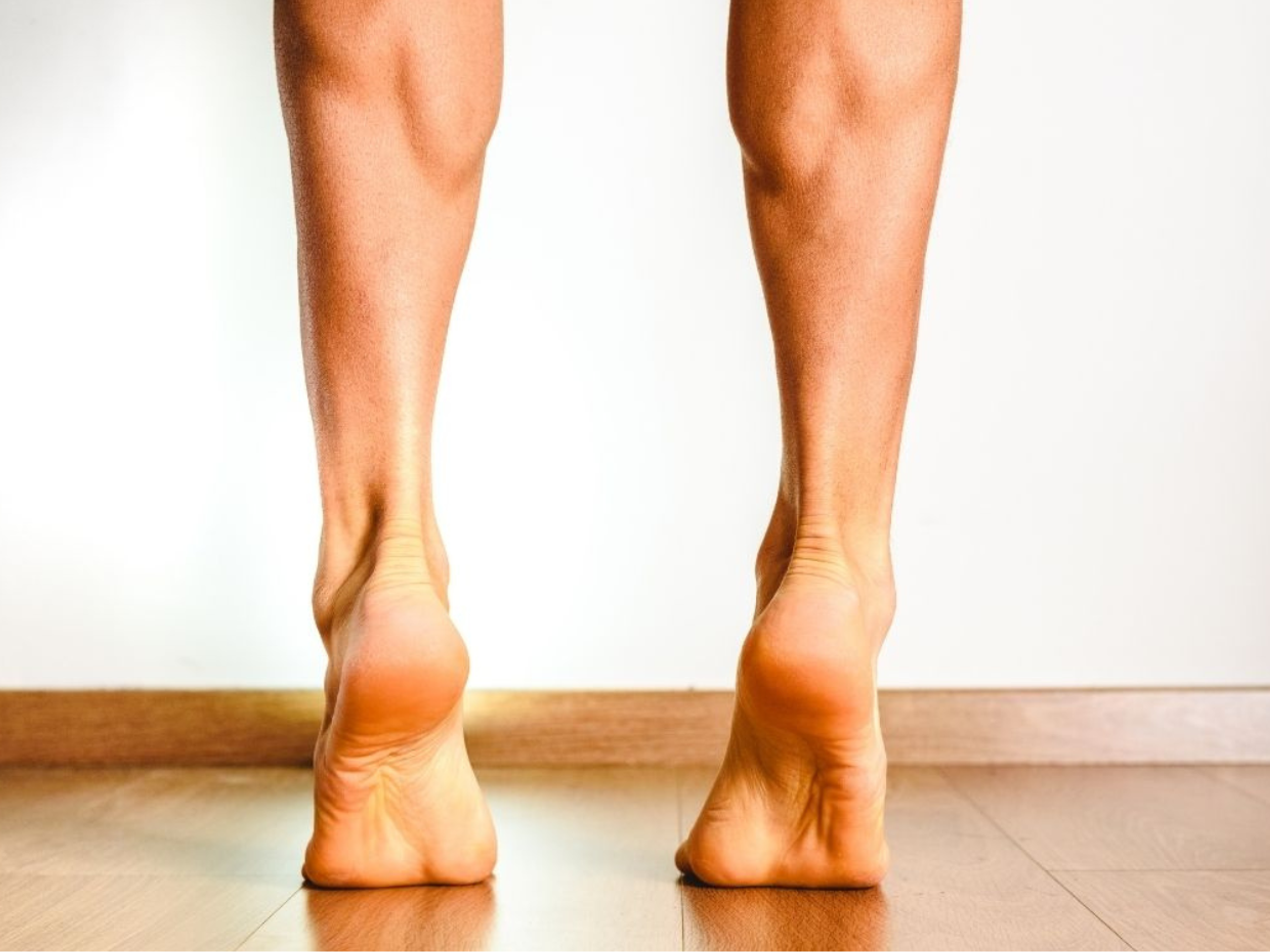 Fersenheben ist eine gute Übung zur Stärkung der Plantarfaszie, die gegen Fußschmerzen hilft