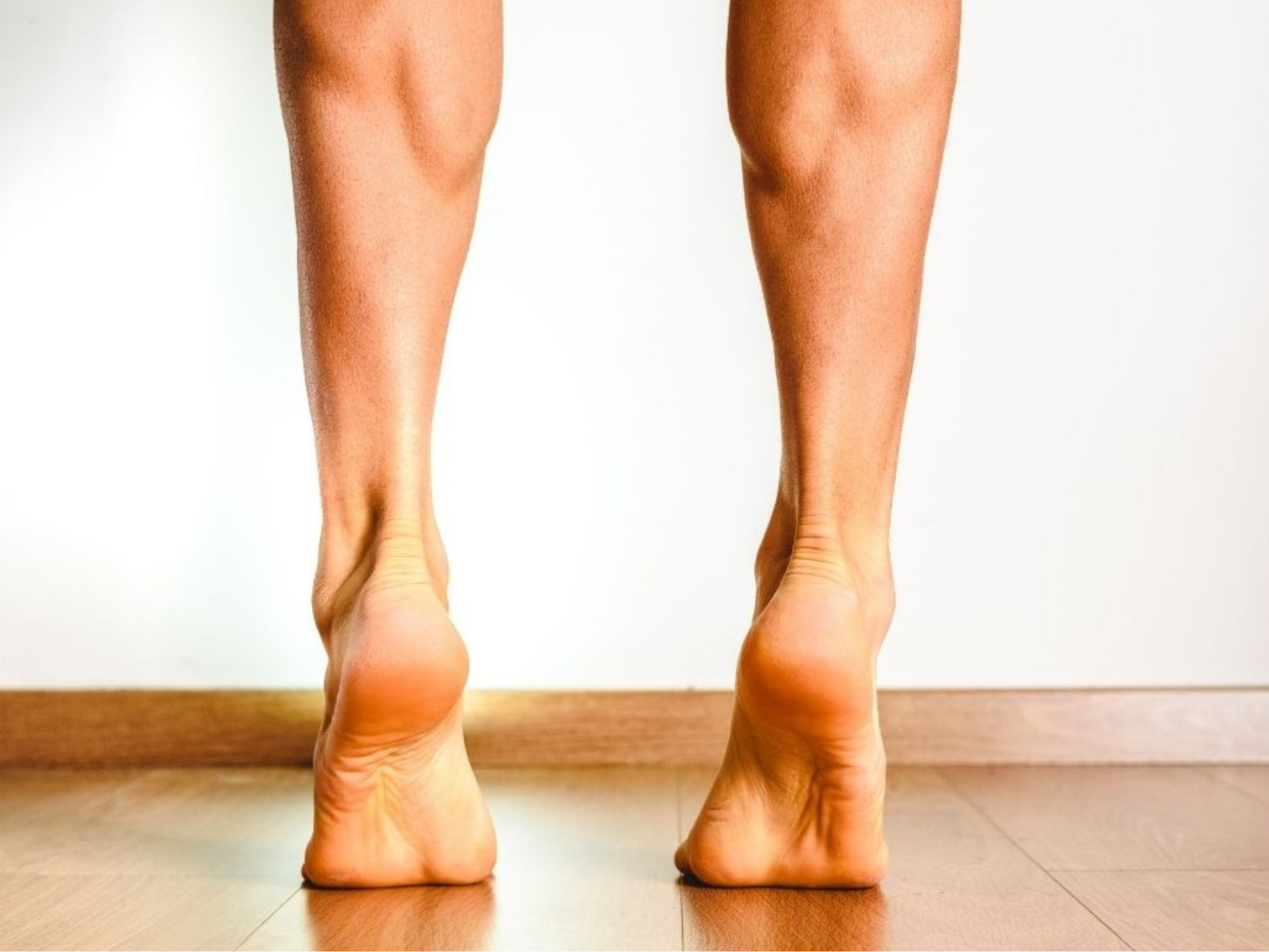 Elevaciones de talón como ejercicio de fuerza para la fascia plantar