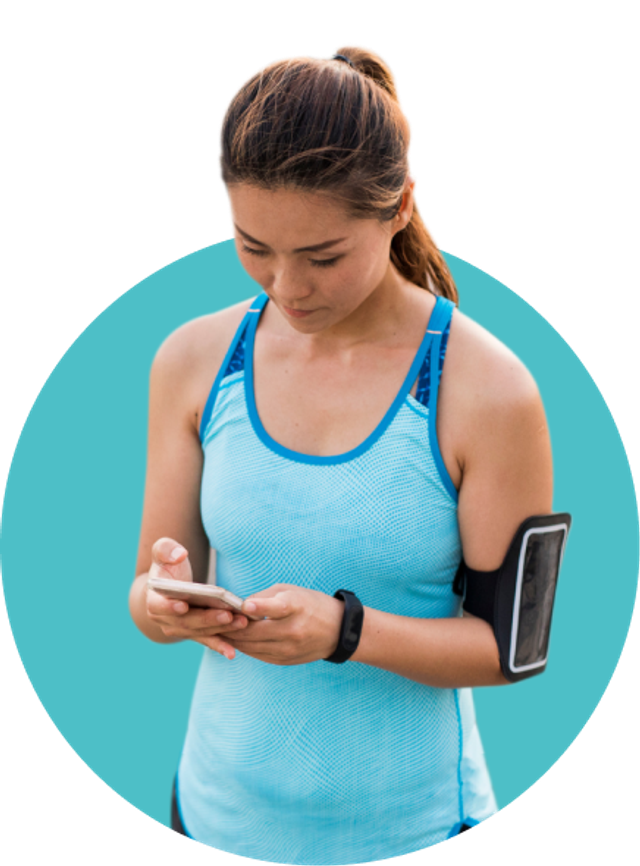 Woman using the Exakt Health app to treat her patellofemoral pain syndrome.
