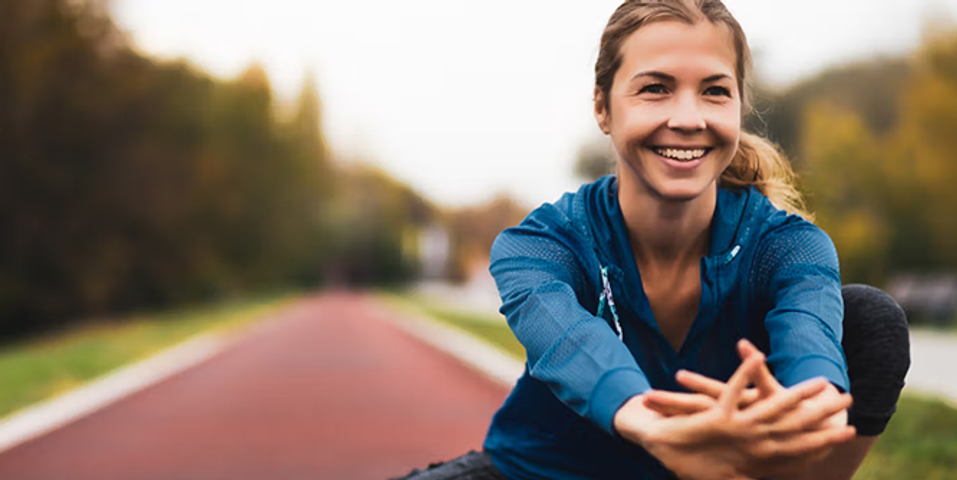 5K runner doing the mobility workout in the Exakt app.