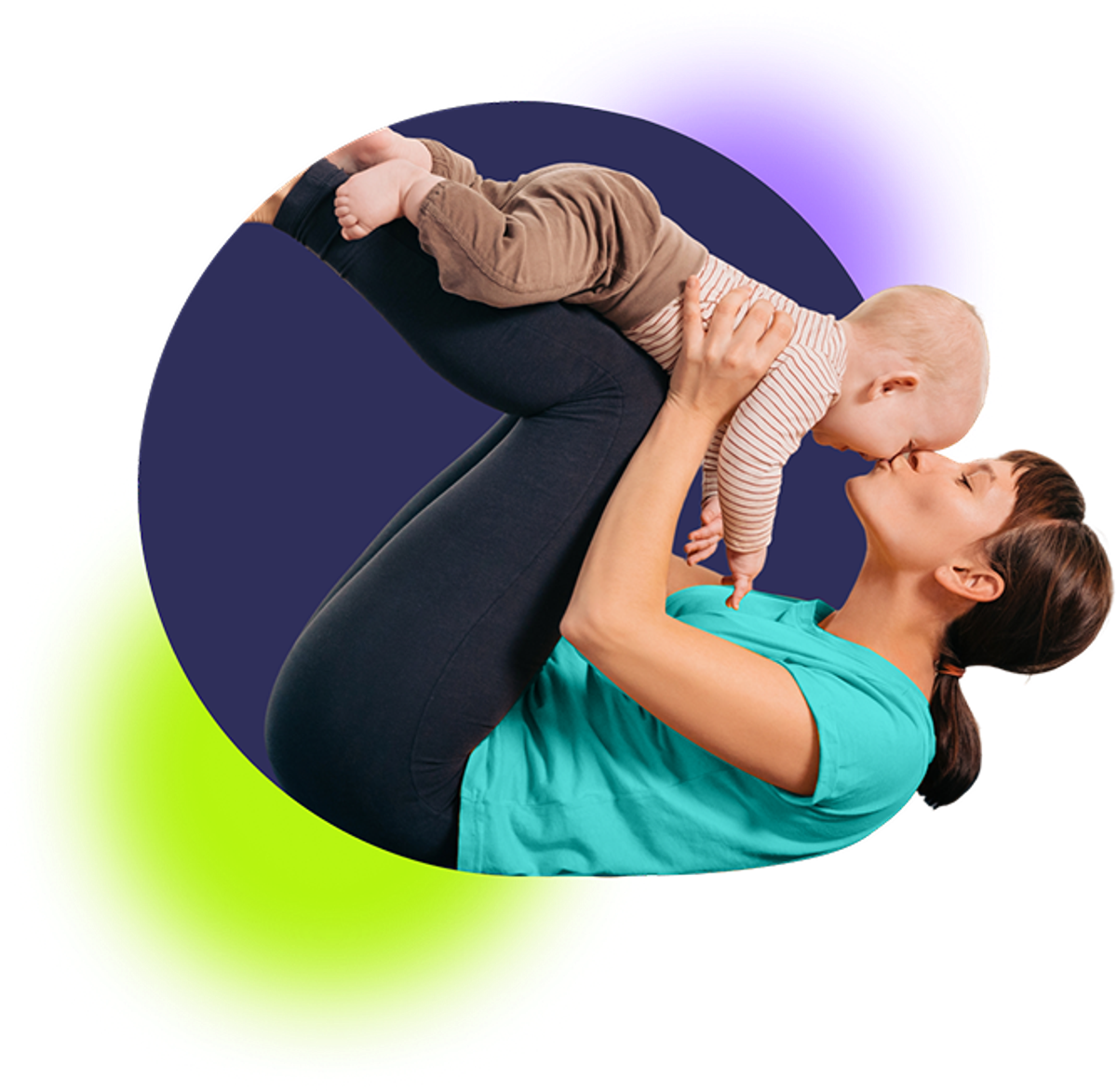 Eine glückliche Mama nach der Geburt beim Spielen mit ihrem Baby und beim Training mit dem Plan für die Rückbildung.