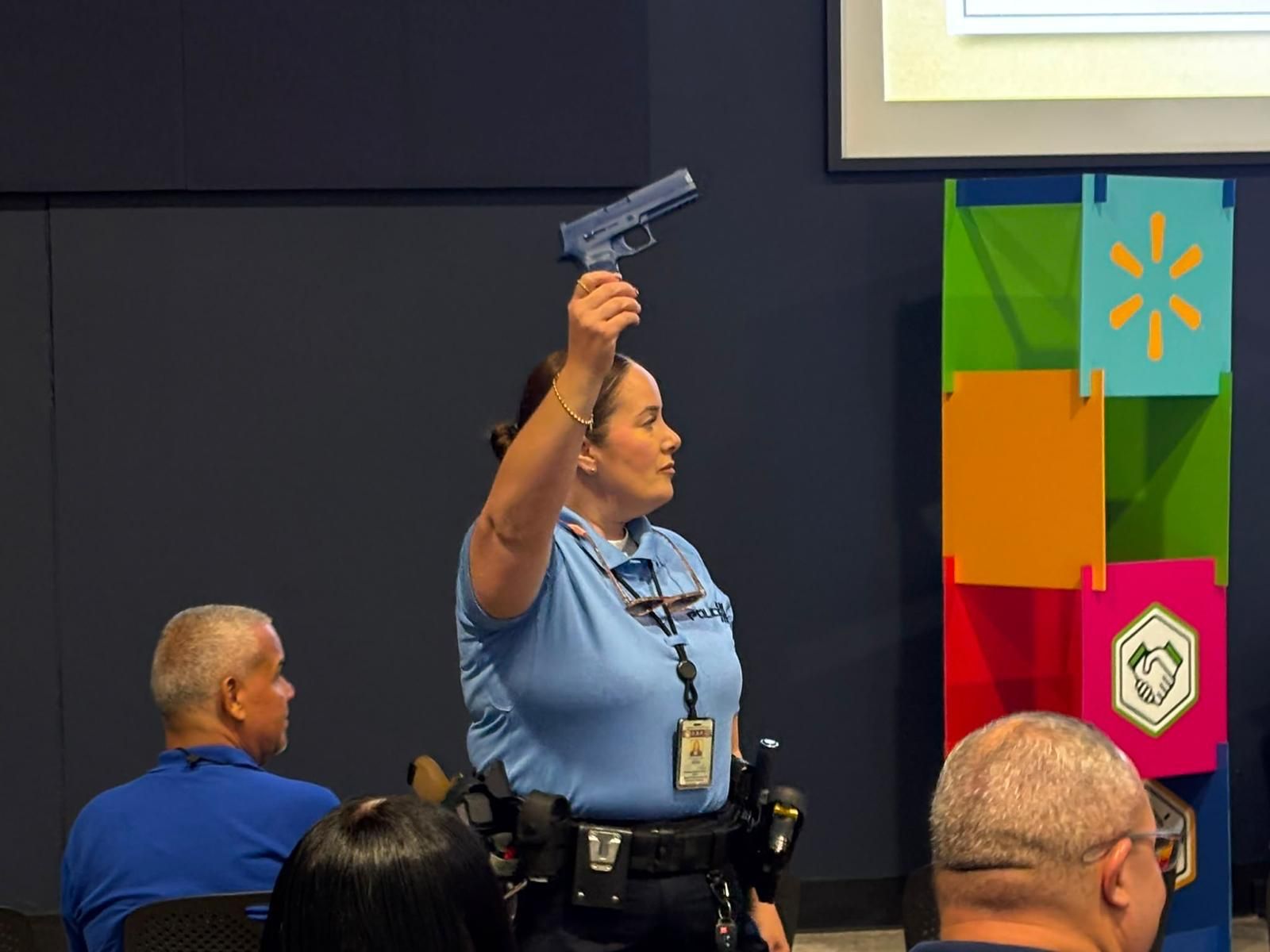Policía lleva charla sobre cómo protegerse ante un tirador activo en Walmart Puerto Rico