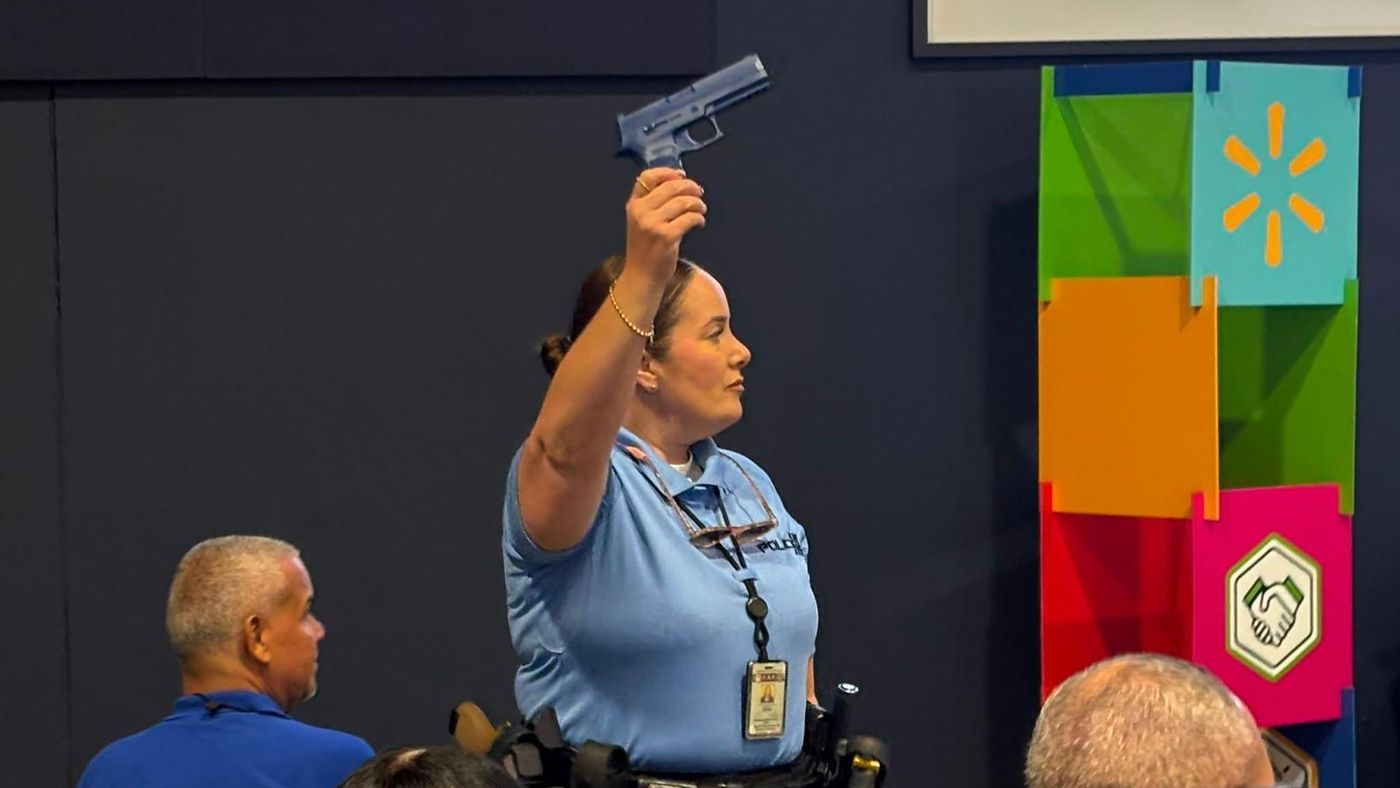 Policía lleva charla sobre cómo protegerse ante un tirador activo en Walmart Puerto Rico