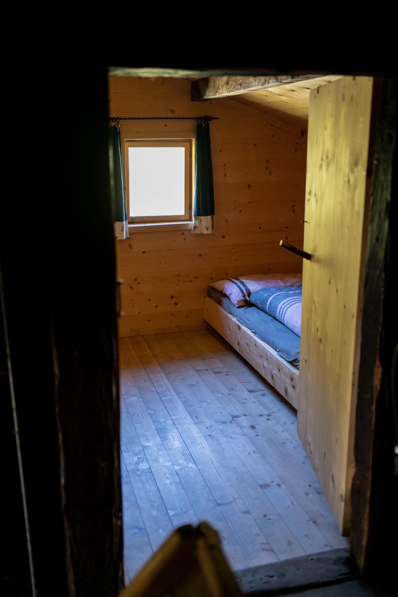 Das feine Rauschen des Baches, der Regen am Dach oder die frische Luft am Morgen lässt uns genießen.