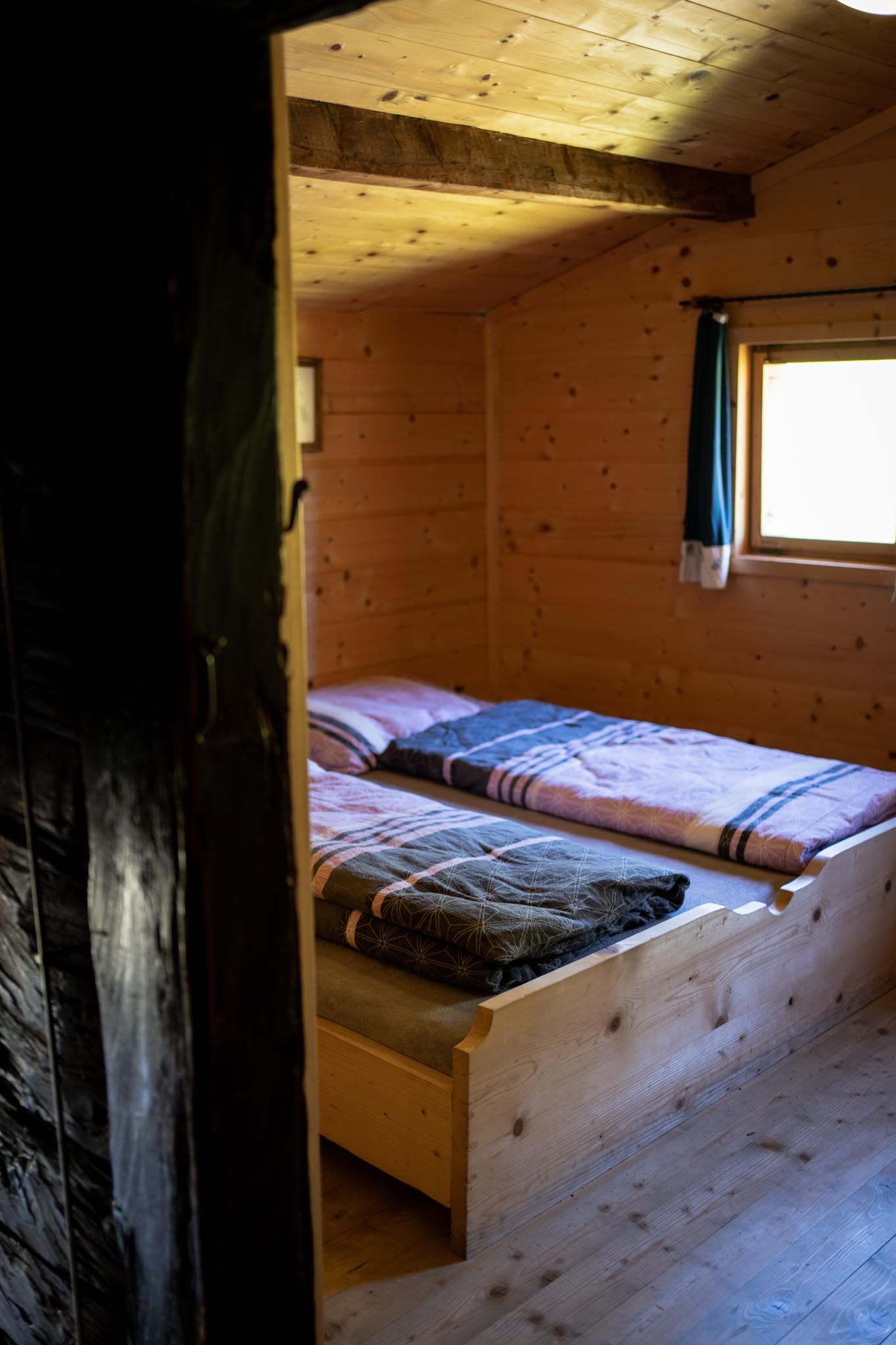 Jeden Morgen kommt die Sonne und weckt uns romantisch, der Bach rauscht zum Aufstehen.