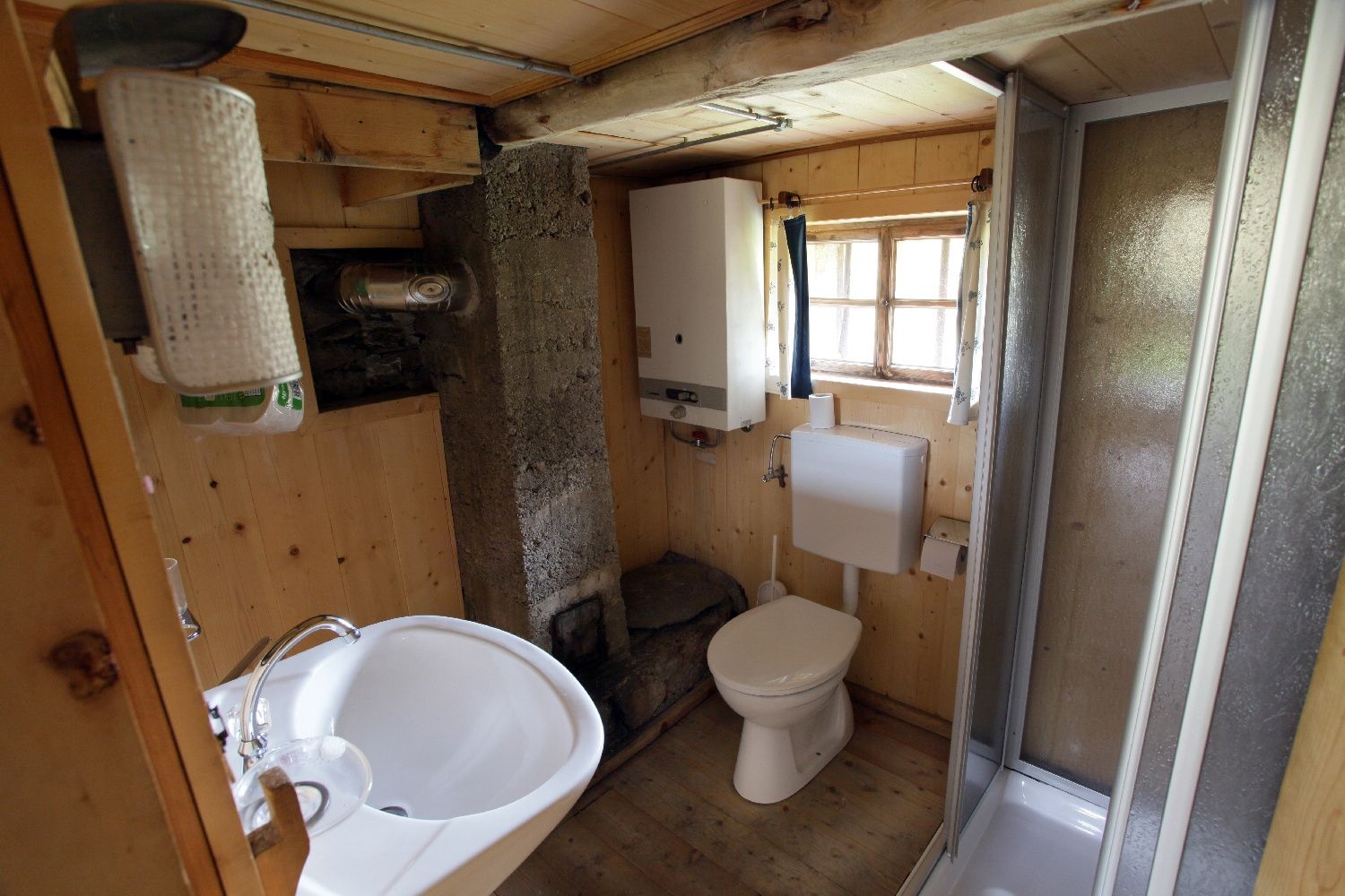 Der schön getäfelte Raum im Erdgeschoß bietet Platz für Zwei.