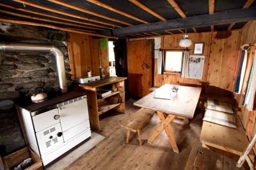 Die feine Zirbenstube mit dem Holzherd. Gemütlich.
