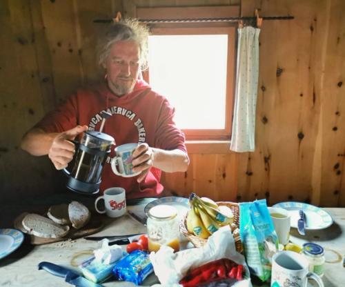 Berghütte buchen und gemütliches Frühstück
