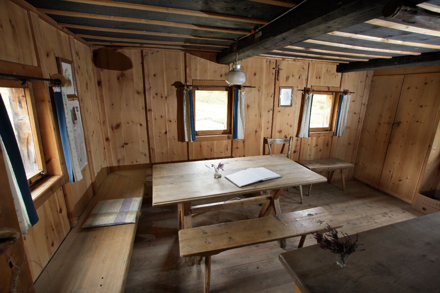 Gemütlich wird es hier bereits beim ersten Einheizen im Holzofen.