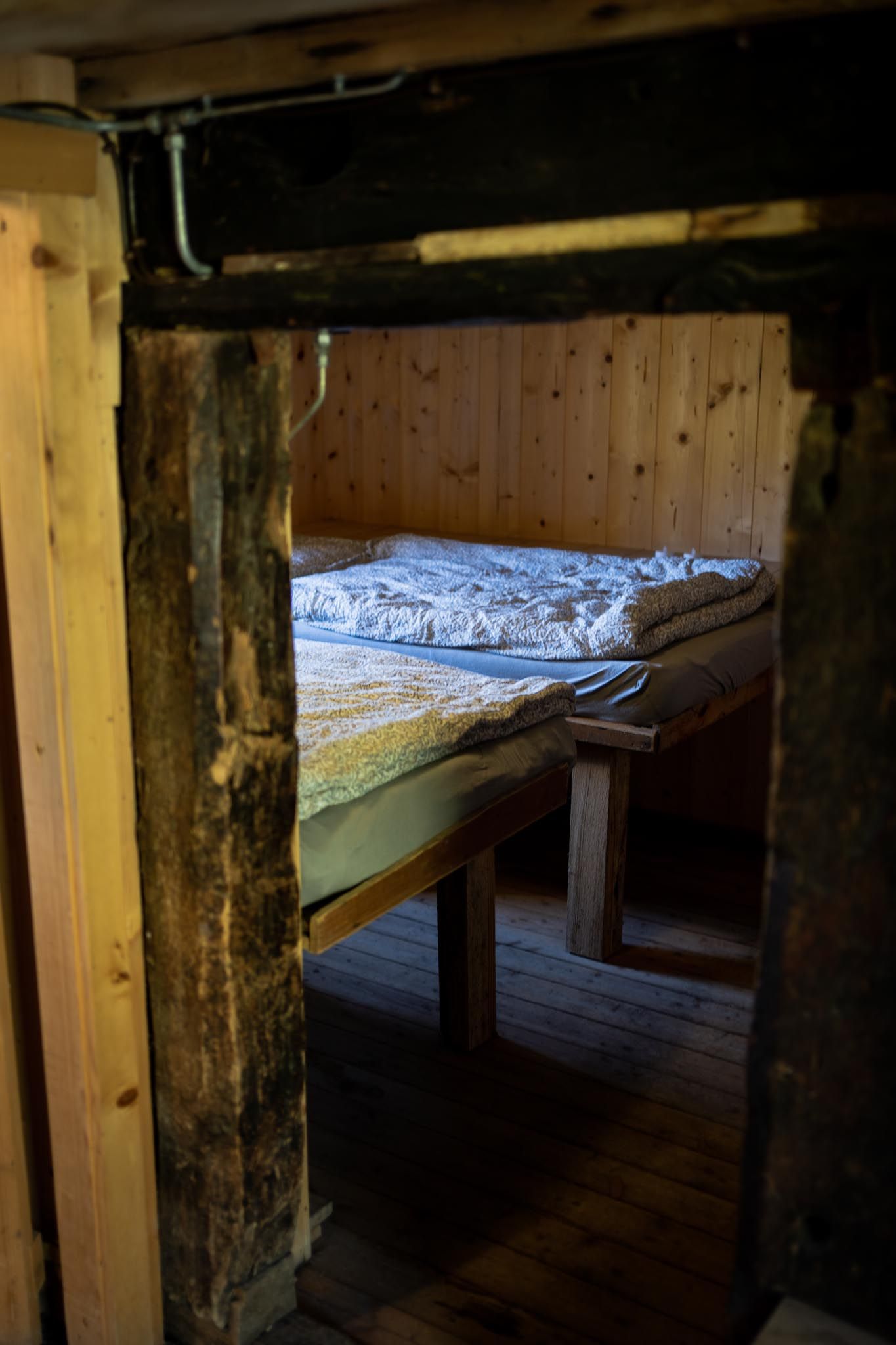 Der schön getäfelte Raum im Erdgeschoß bietet Platz für Zwei.