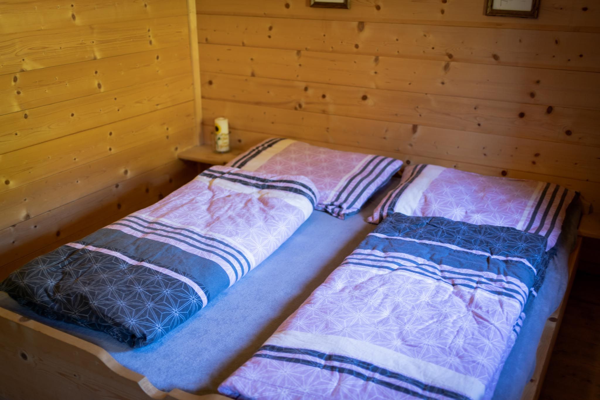 Die schön gemachten Zimmer laden zum Relaxen und Ausschlafen ein.