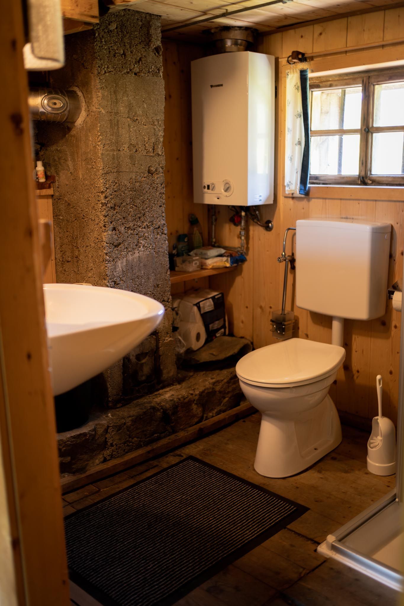 Die höchst sichere Gastherme bereitet Wasser für die Küche und das Bad. Warme Dusche auf 1790 Metern gefällig?