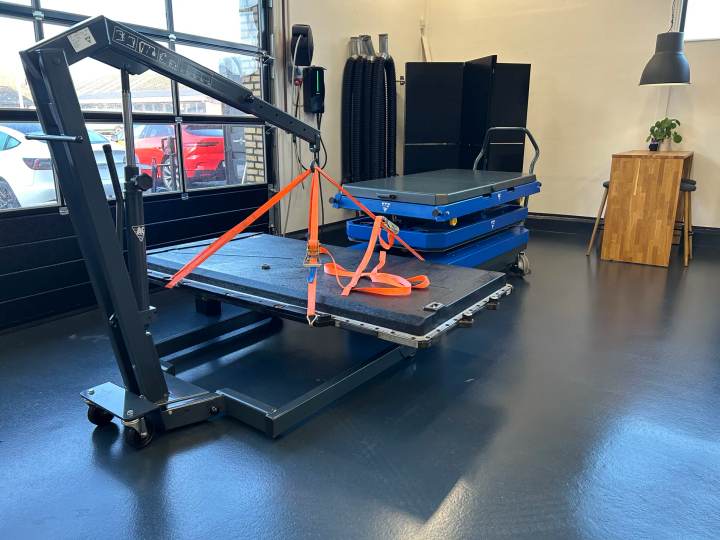 Teknisk udstyr til arbejde med elbilens batteri hos AutoMind i Hjørring
