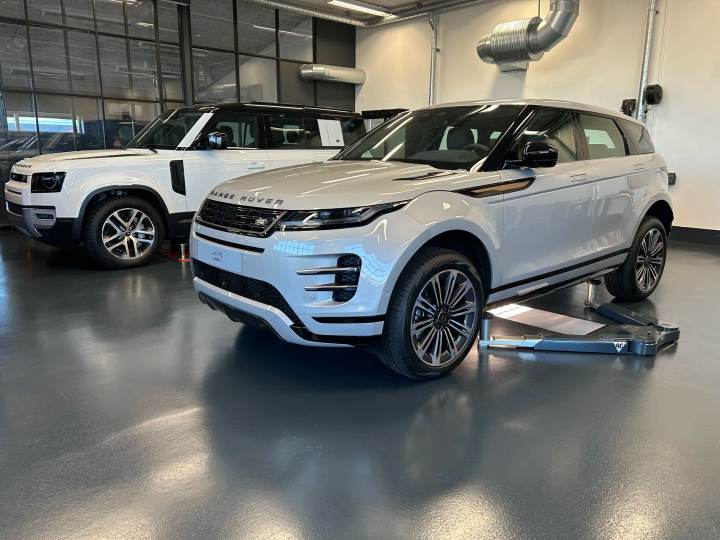 Biler på lifte i AutoMinds værksted