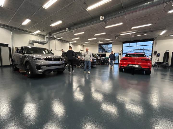 Undervisningspladser tæt på bilerne under elbilkursus hos AutoMind i Hjørring
