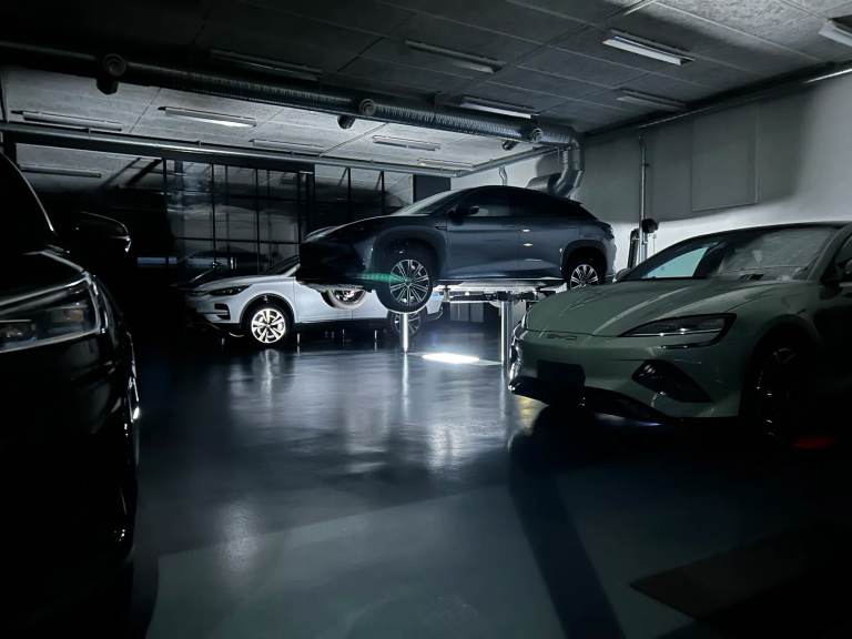 Elbiler i AutoMinds værksted i Hjørring