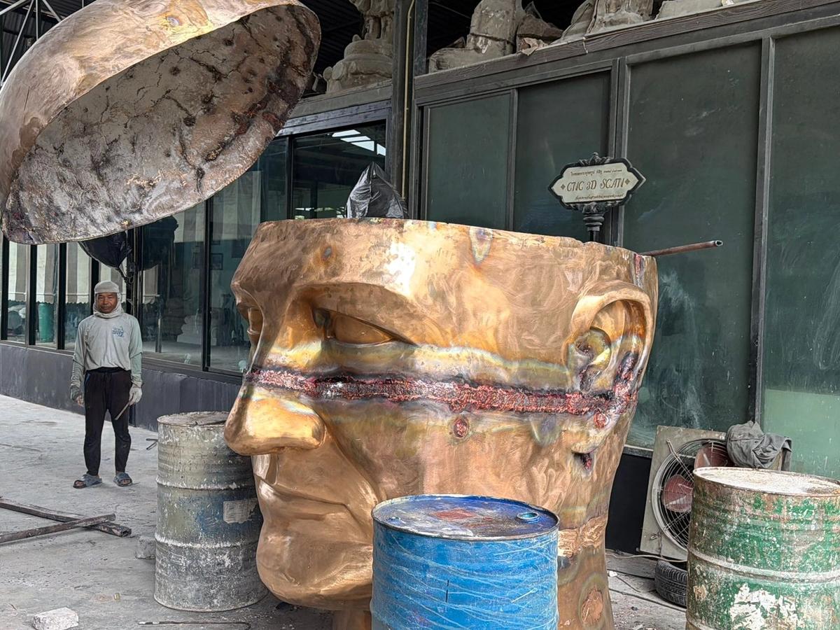 The Colossus of Landi being assembled