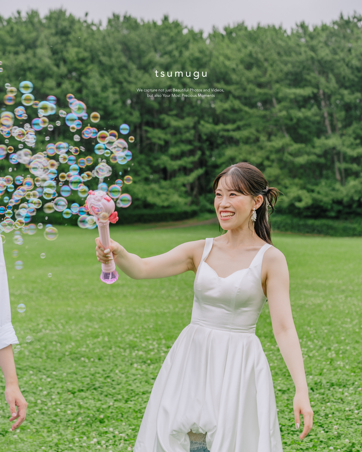 稲毛海浜公園の芝生でシャボン玉を楽しむ白いドレス姿