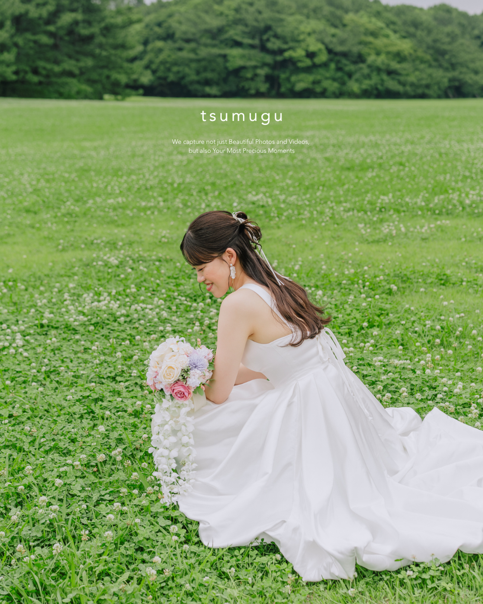 稲毛海浜公園の芝生に座る白いドレス姿の花嫁