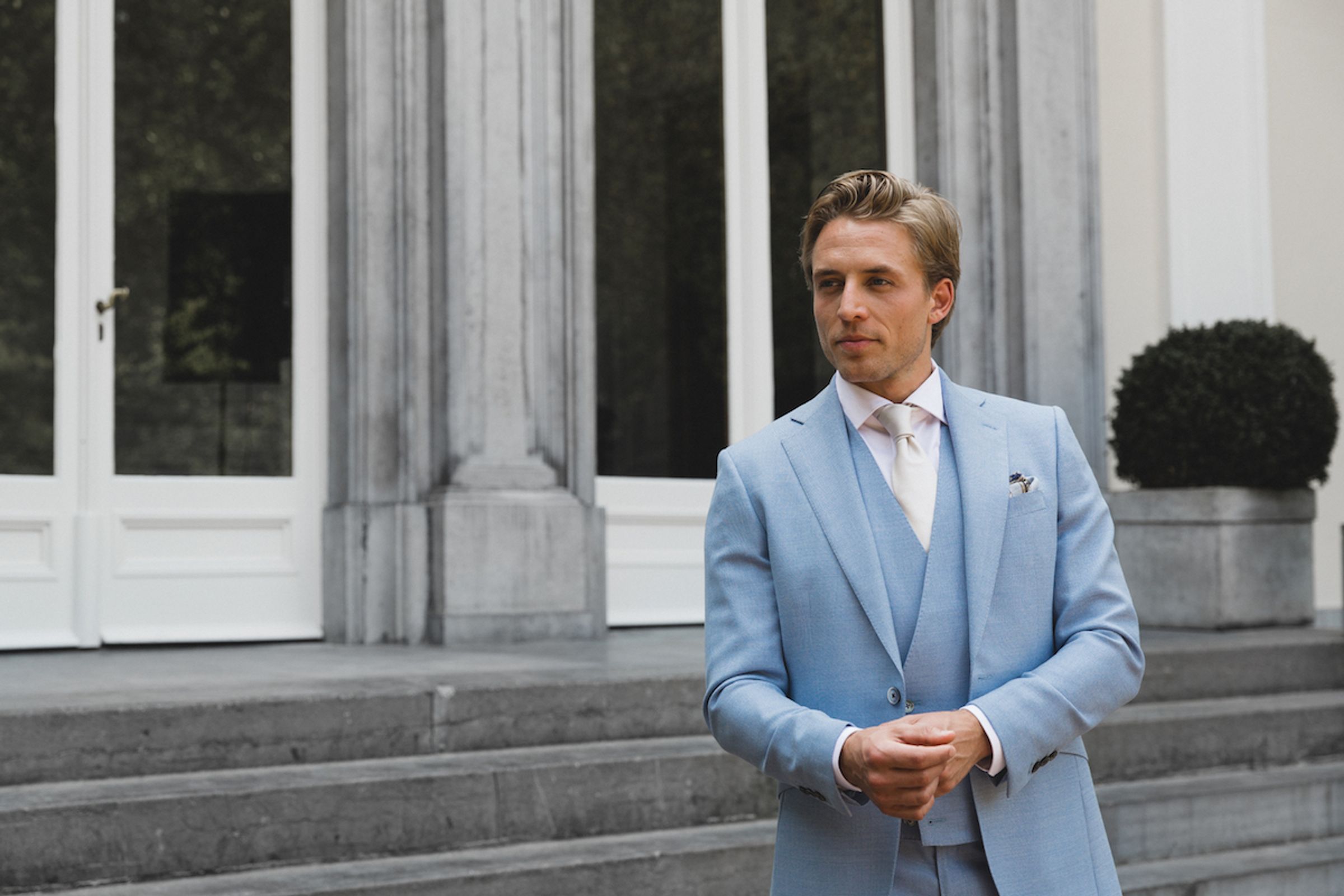 Skyfall trouwpak Michael & Giso lichtblauw driedelig pak met lichte das