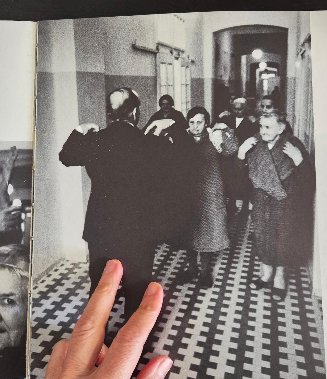 Hands holding the book Tu interni…io libero by Gian Butturini. Courtesy Oltre il Giardino, Trieste.