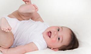 Mini-Workouts – So hilfst du deinem Baby sicher beim Rollenlernen
