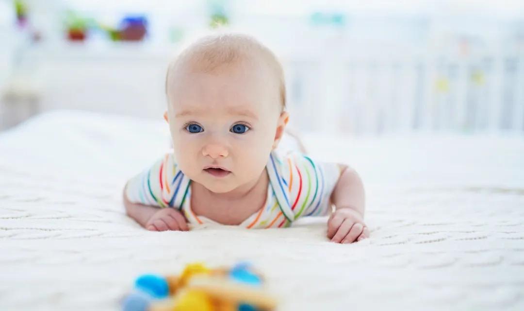Tummy Time Evolution: From Lifting the Head to Mini Push-Ups