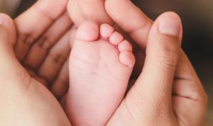 Fokus auf die Füße: Warum Babys ihre Zehen liebe