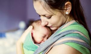 Körpernähe: Die Wirkung von Tragetuch und Babytrage auf die Entwicklung des Babys